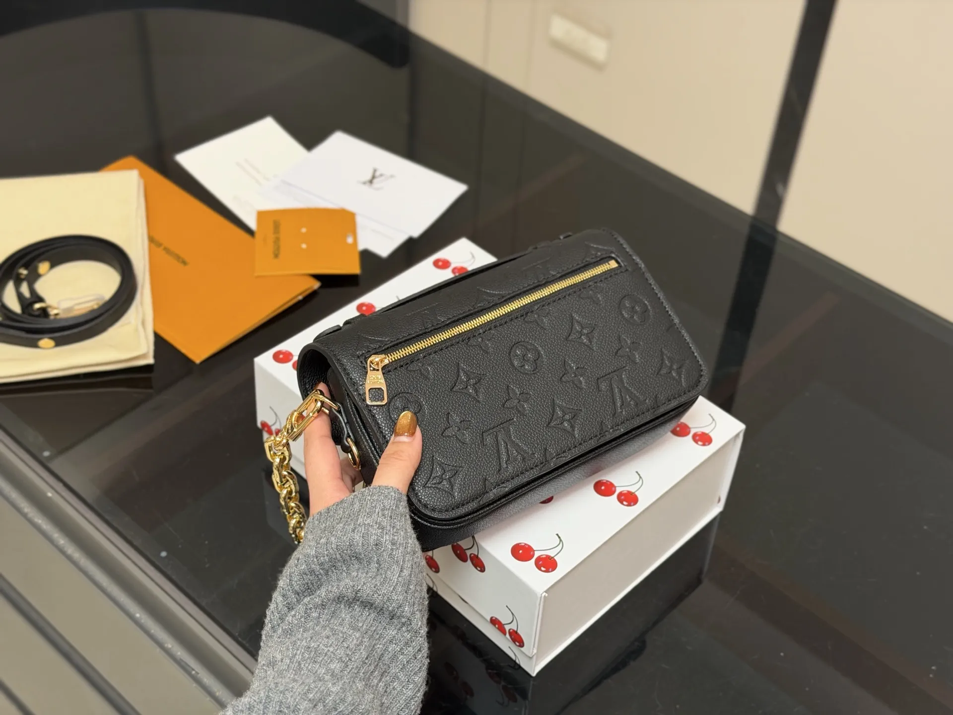 ¥200 配折叠盒 最新尺寸 :21×6×13cm Lv高品质 ‼️性价比超高 ‼️ 一定要好好看细节看五金看材质 新款邮差小号 East west 〰️ 配置链条和皮肩带⚠️