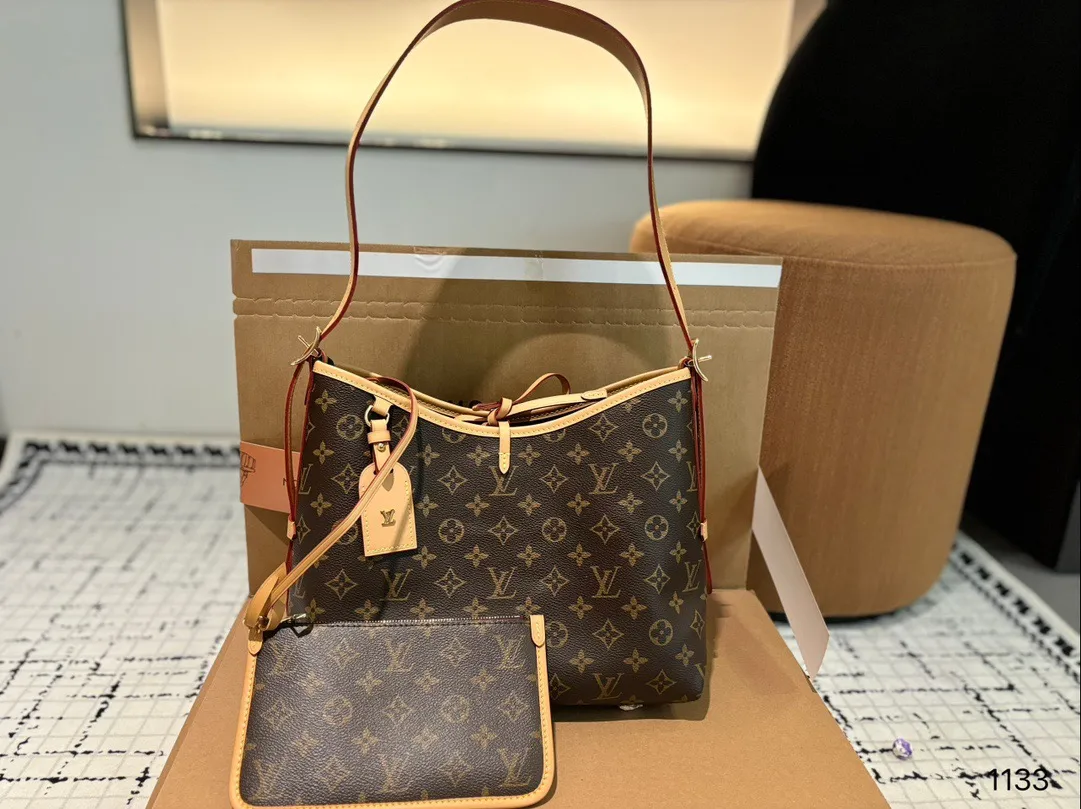 P190P180P170 路易威登Lv Carryall新款通勤包颜值实用 #路易威登Lv #路易威登#Iv #路易威登louisvuitton#路易威登carryall #Carryall |v7月新款，可斜挎、单肩。容量保证，敞口磁铁吸内扣取放平板小电脑非常方便，设计比neverfull小巧、肩带够宽不那么勒;比graceful俏皮，上身完全;是驴家通勤包款颜值担当@ 尺寸 大号38中号30 小号23