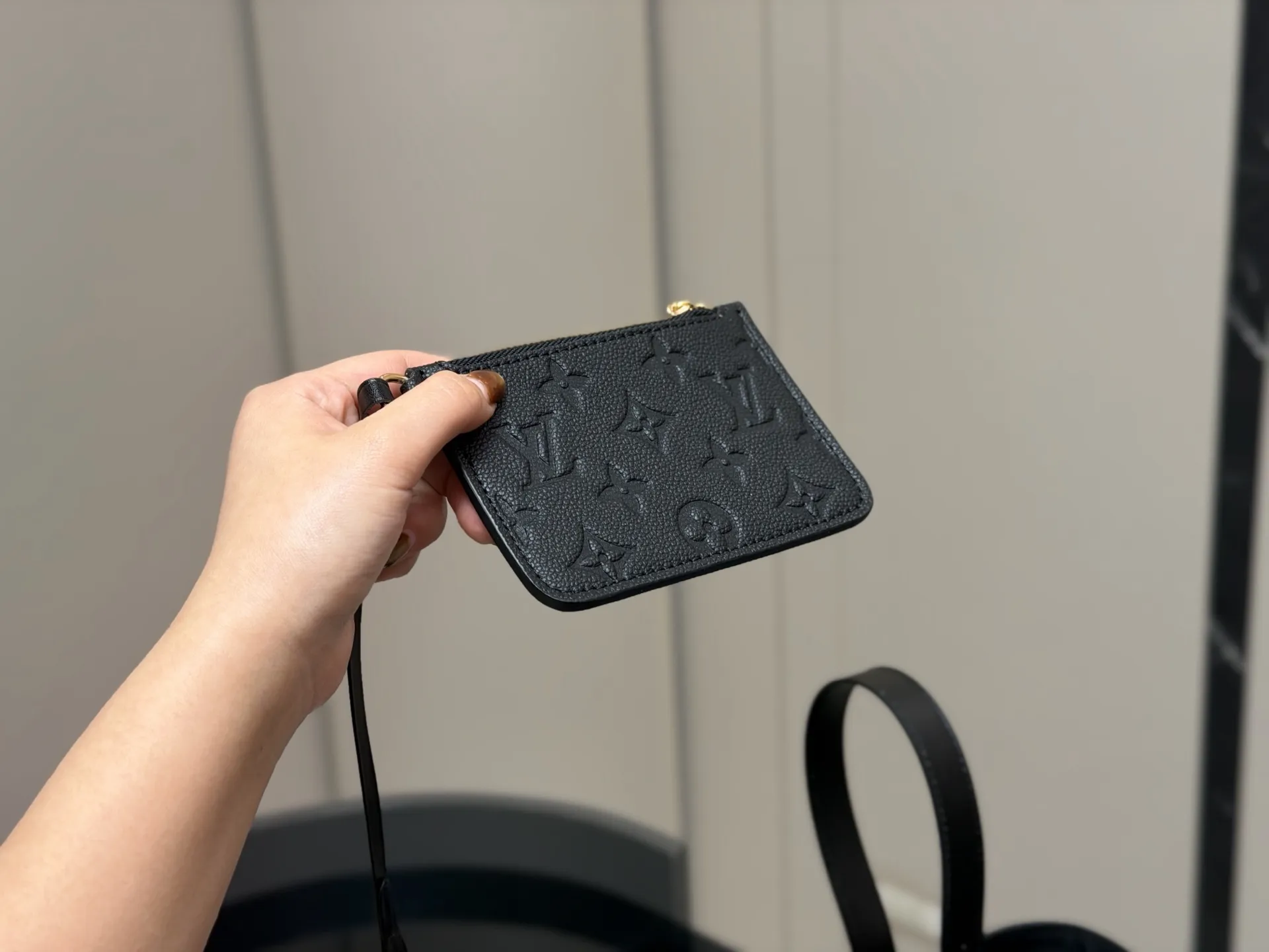 ¥185 配折叠盒 LV中古包又一位当红炸子鸡来咯!! 一只看似中古中矩却又有点标新立异的包。 水桶包 尺寸:18.17cm