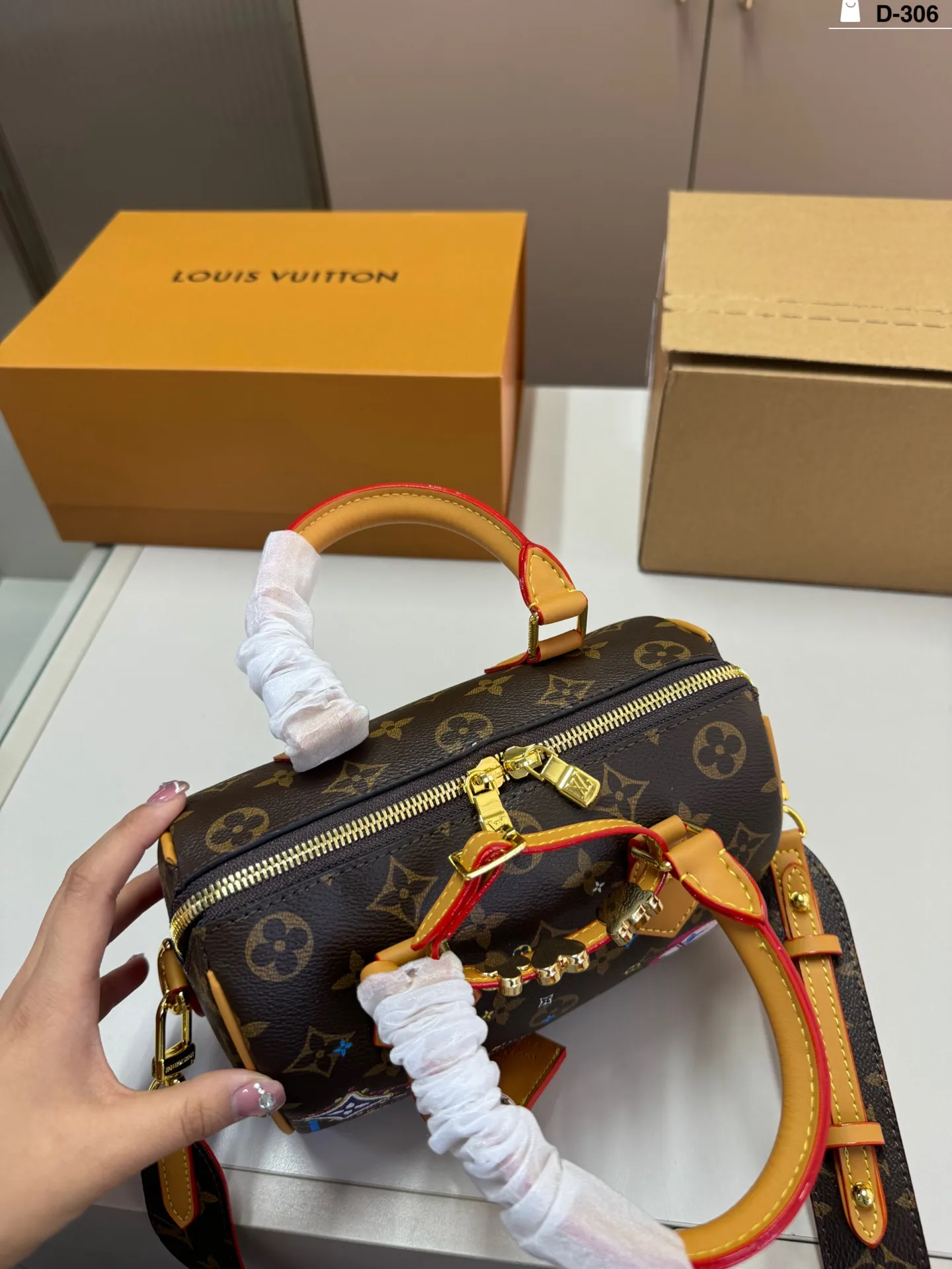 💰p160 D-306尺寸28&times;14折叠盒飞机盒 LV NanoSpeedy 圣诞限定Nano Speedy， Vivienne卡通形象超可爱! 日常出街或节日氛围感满分尺寸小巧 是LV圣诞限定系列热门款，收藏or送礼都超合适