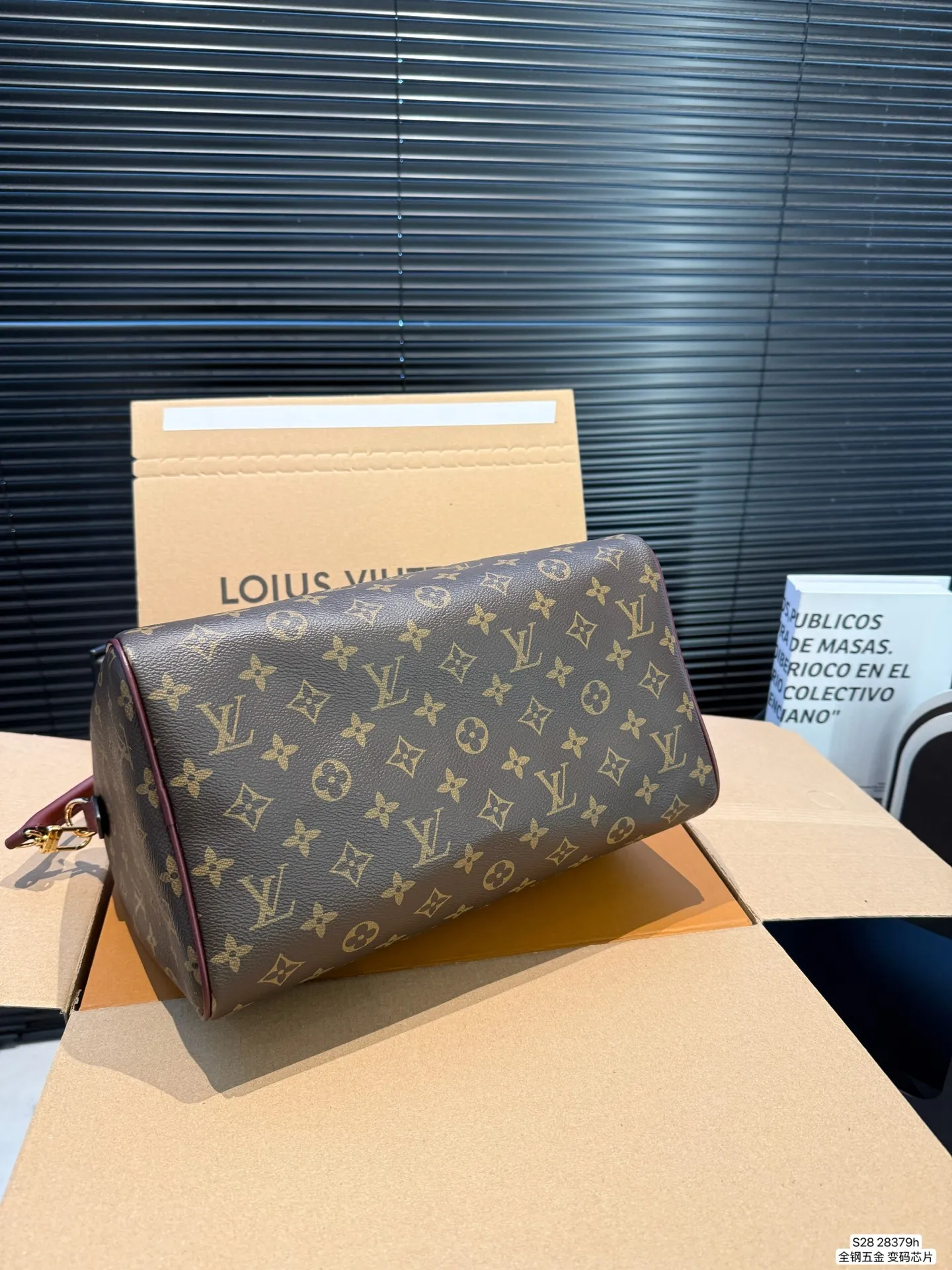 P190 配飞机盒折叠盒 全钢五金 变码芯片 Lv X Nigo Keepall 30.枕头包 手袋是一款理想的都市手袋。 标志性的造型与经典的 Monogram 帆布,加之多种携带方式和奢华的天然牛皮饰边为该包平添一份时尚前卫之感。尺寸:30 21货号28379