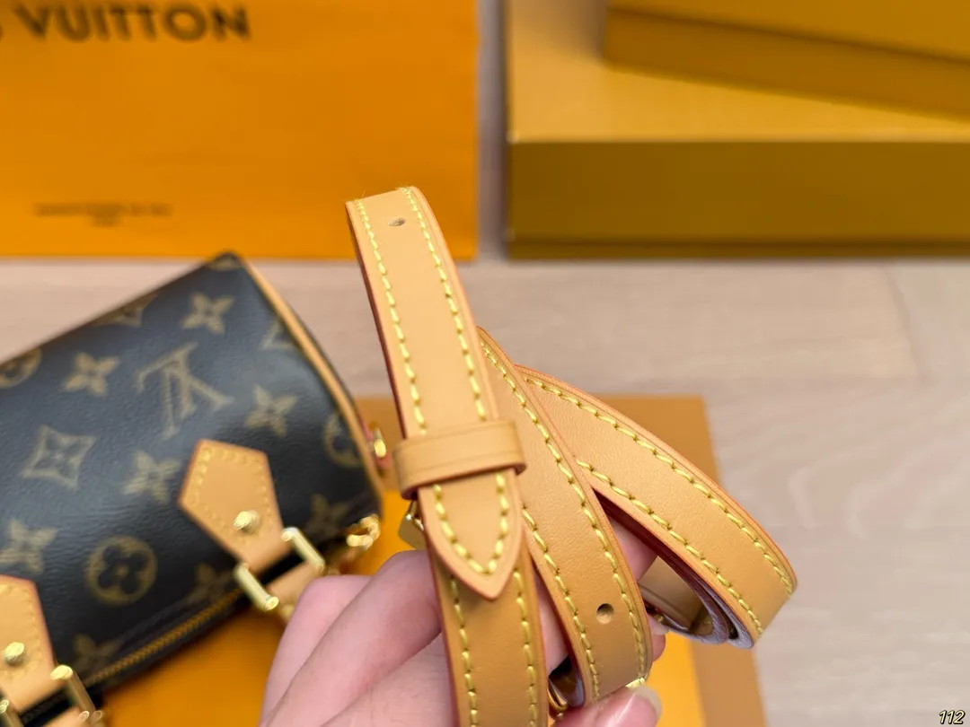 原版复刻&yen;160飞机盒 重金钢五金 专柜同步163变码芯片 新版可拆卸肩带 LV nano Speedy枕头包 经典系列 时尚百搭 独特的艺术气息 颜值高 日常出街首选 尺寸16&times;10&times;7.5