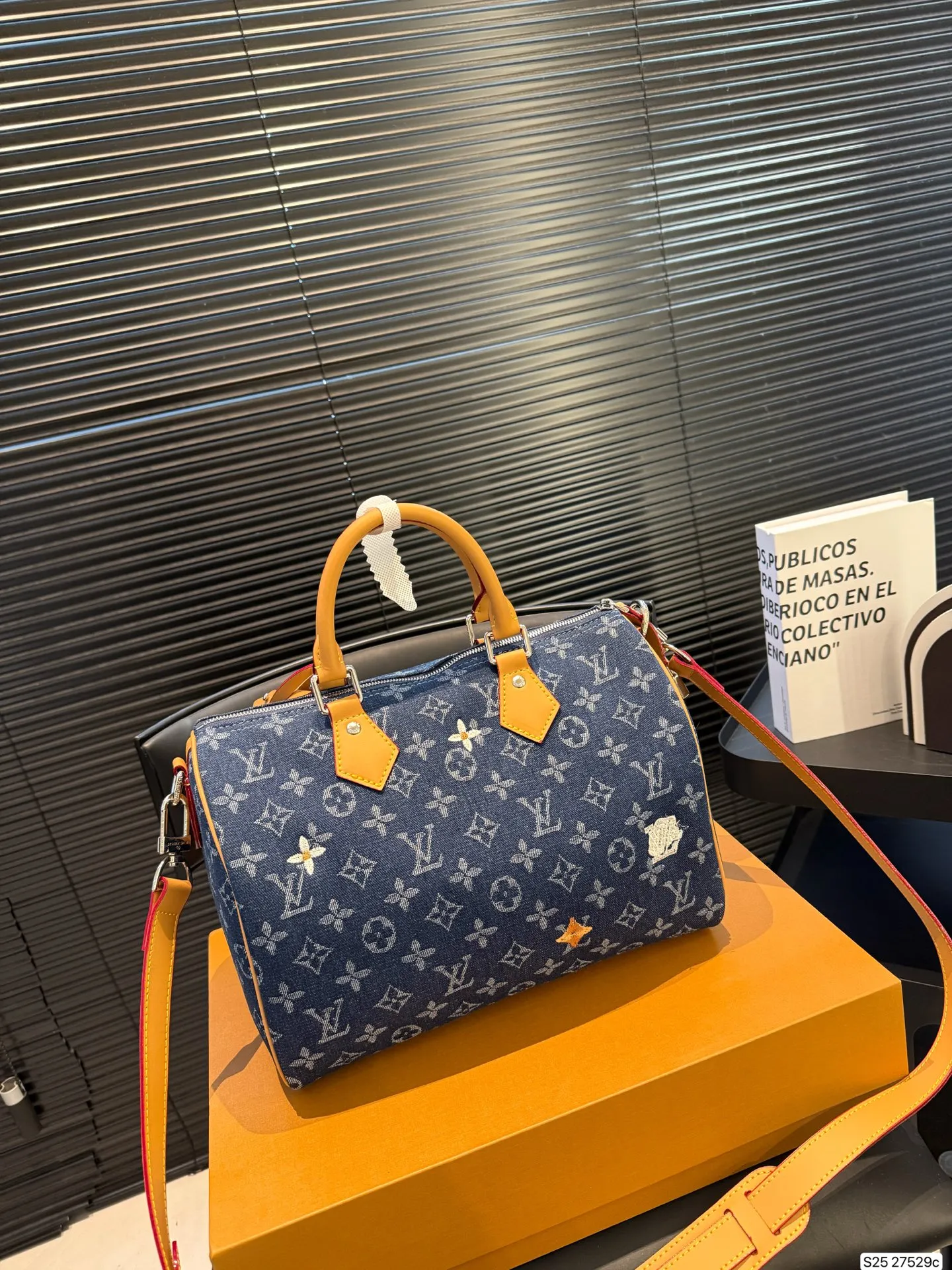 P175 Lv枕头包 大容量 手提斜挎皆可 通勤必备 一定要入！ 尺寸29 21 货号27529