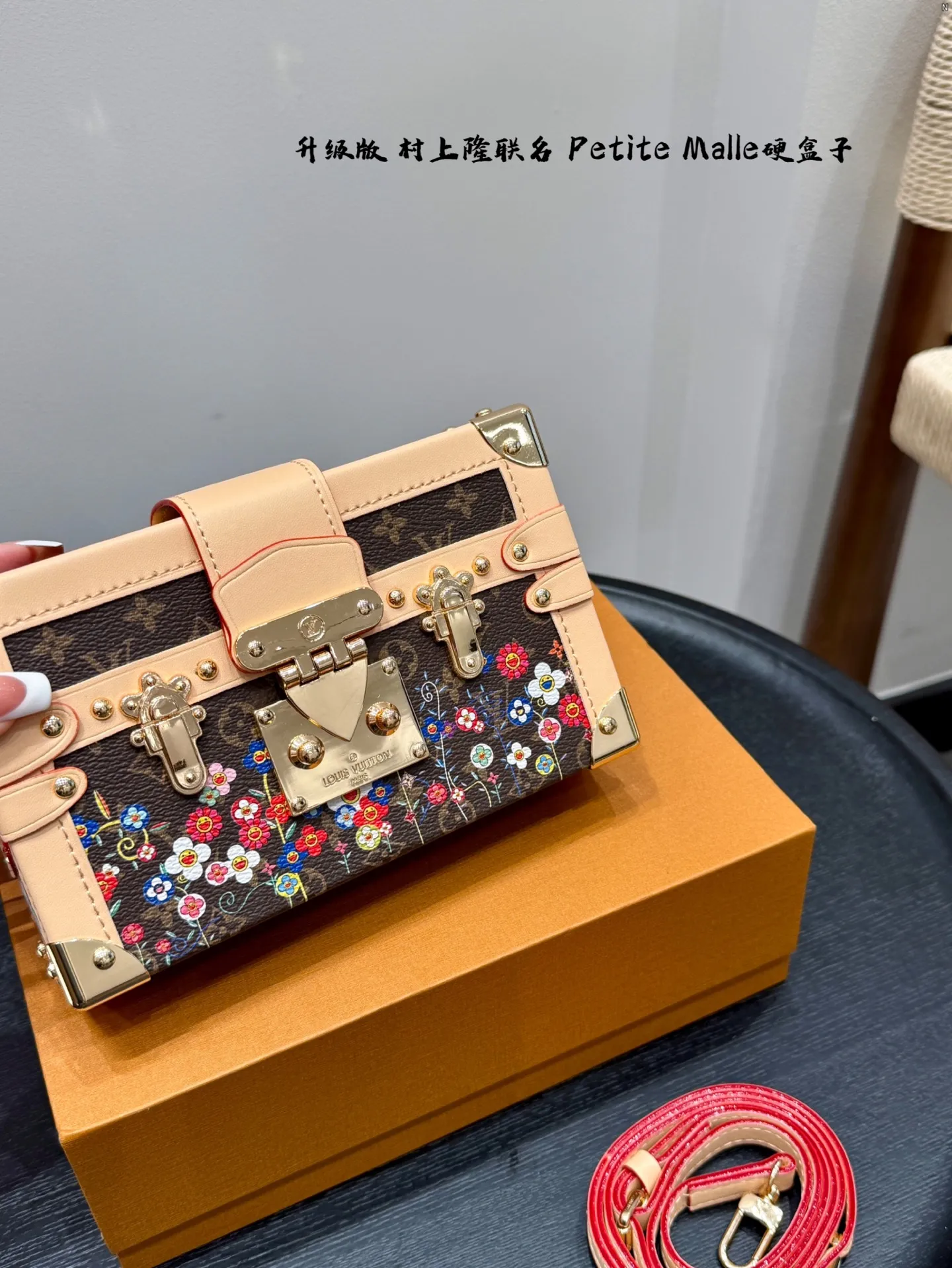 P185 礼盒包装 升级版！ size：19*12cm Lv 村上隆联名太阳花小盒子Petite Malle LV Petite Malle硬箱子 ✅顶级原单 超高品质 这个小盒子的颜值太高啦！ 太cute了！ 花纹和大小都是我喜欢的， 很有型滴！