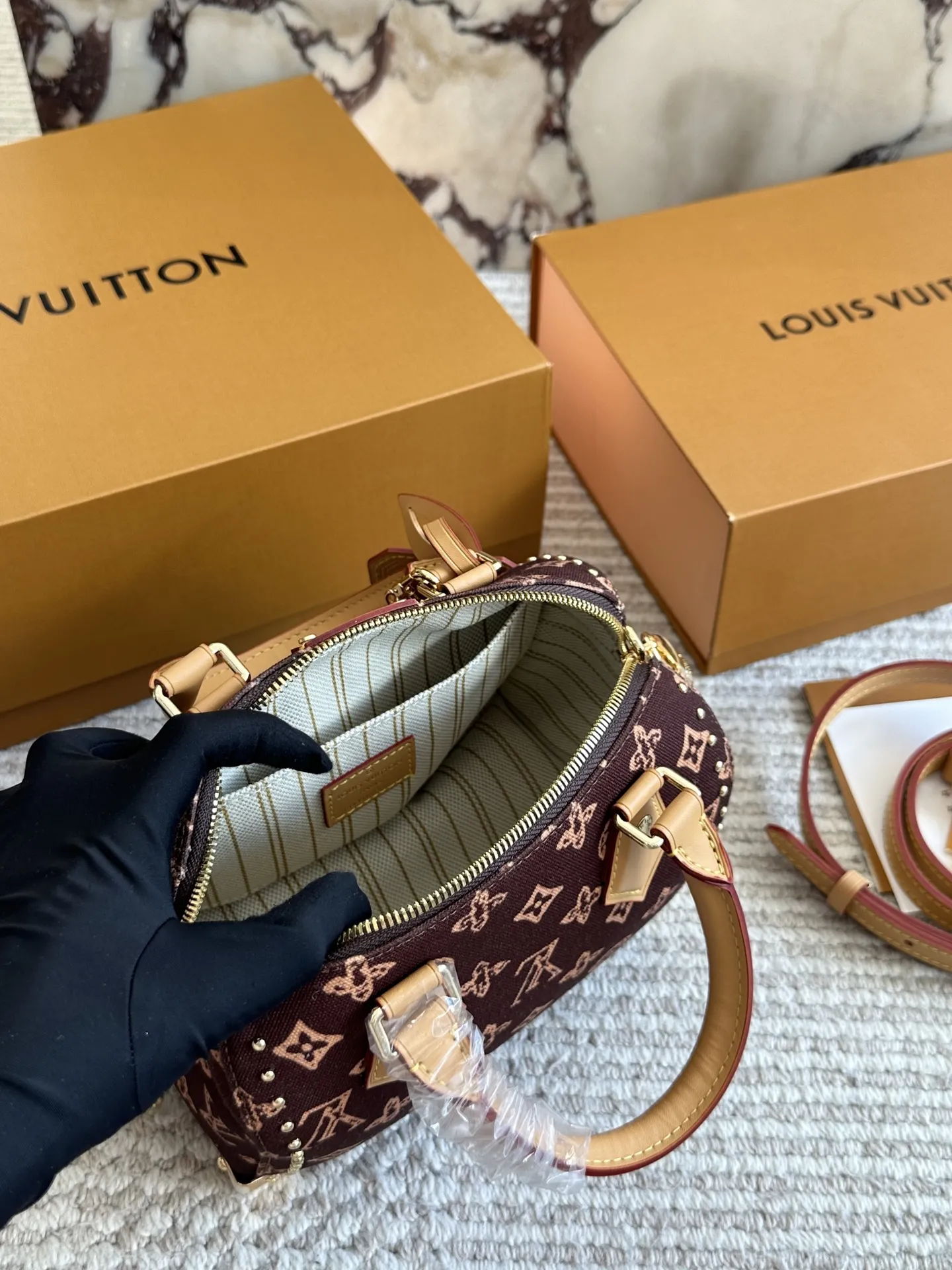 复刻版 ¥225 Lv 小枕头包 原单密封包装‼‼对NANO SPEEDY尺寸相当小巧 所以搭配中尽显时尚靓丽迷人气质,但是携带轻盈,轻轻松松搭一款NANO SPEEDY出门,它不仅适合休闲打扮,同样适合运动、旅行、参加party时使用哟,小身材的迷你包就是这么任性20*14cm 全套礼盒🎁