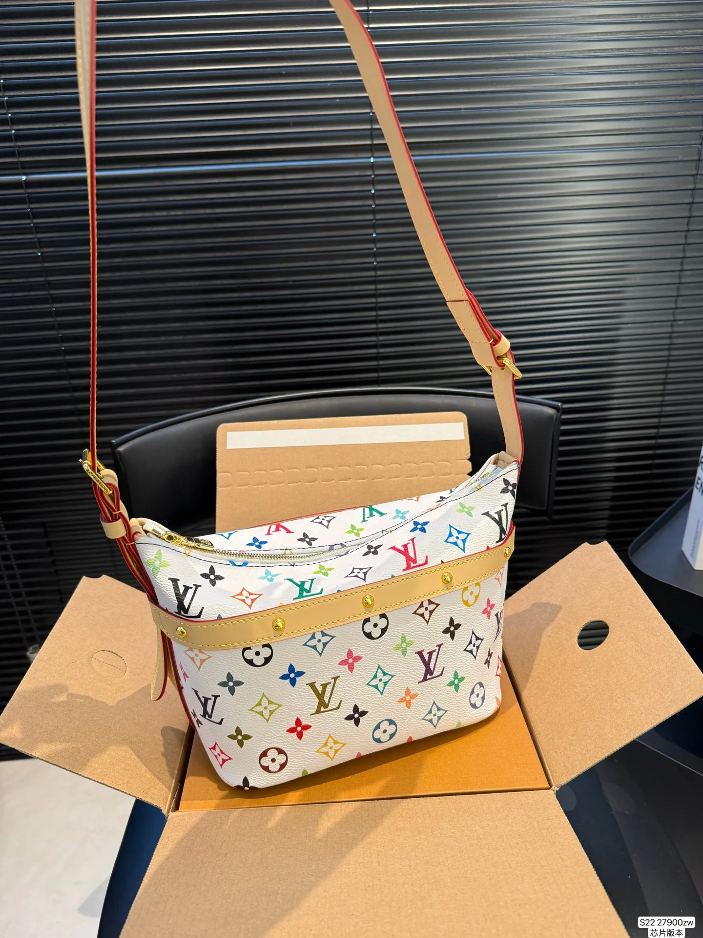 P160 Lv饭盒包 配折叠盒飞机盒 芯片版本 很有质感又很轻松的一个包型 貌美又实用 尺寸:21 18 货号27900