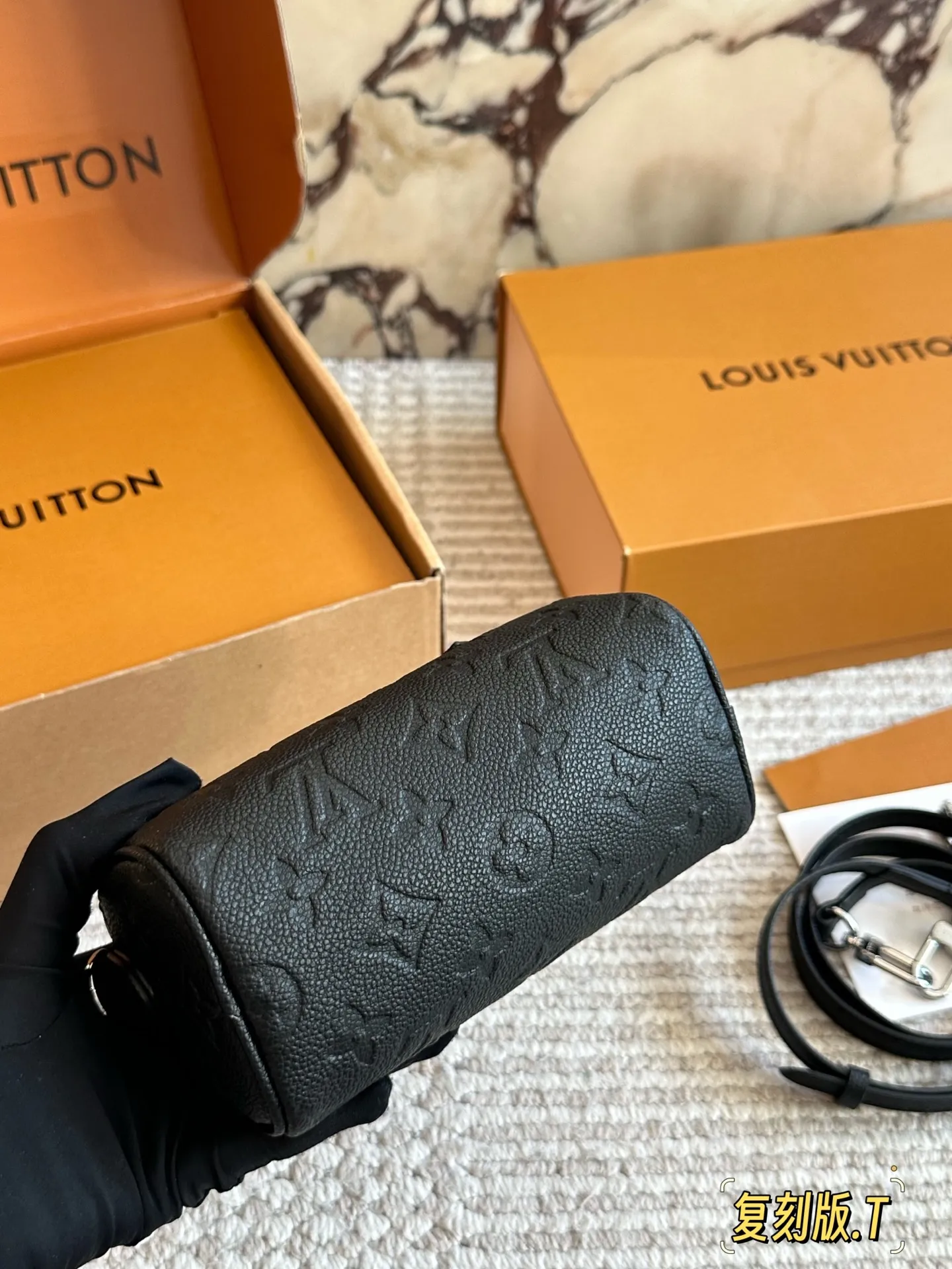 💰170 配盒 size:16*10cm(迷你) L家 Speedy Nano 一起感受nano的快乐~ 拎一个小包包真的爱了爱了~ 搜索🔍:Lv nano