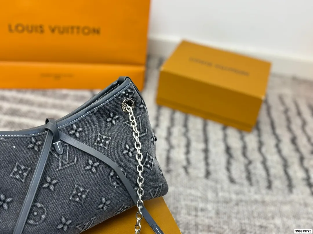 p195配礼盒🎁. Lv Carryall 新款通勤包颜值实用 #路易威登Lv #路易威登#Iv #路易威登louisvuitton#路易威登carryall #Carryall |v7月新款，可斜挎、单肩。容量保证，敞口磁铁吸内扣取放平板小电脑非常方便，设计比neverfull小巧、肩带够宽不那么勒;比graceful俏皮，上身完全;是驴家通勤包款颜值担当@ 尺寸：27*10*17cm