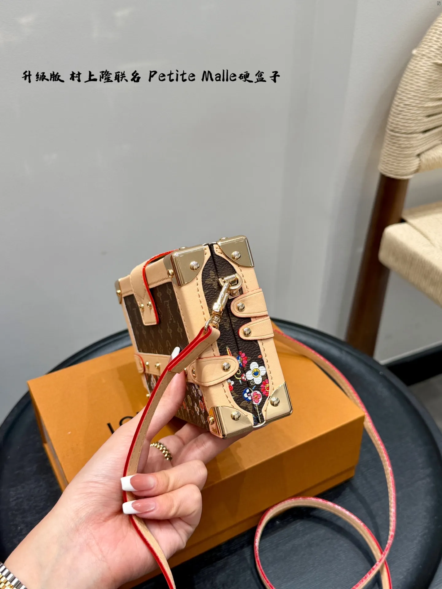 P185 礼盒包装 升级版! size:19*12cm Lv 村上隆联名太阳花小盒子Petite Malle LV Petite Malle硬箱子 ✅顶级原单 超高品质 这个小盒子的颜值太高啦! 太cute了! 花纹和大小都是我喜欢的, 很有型滴!