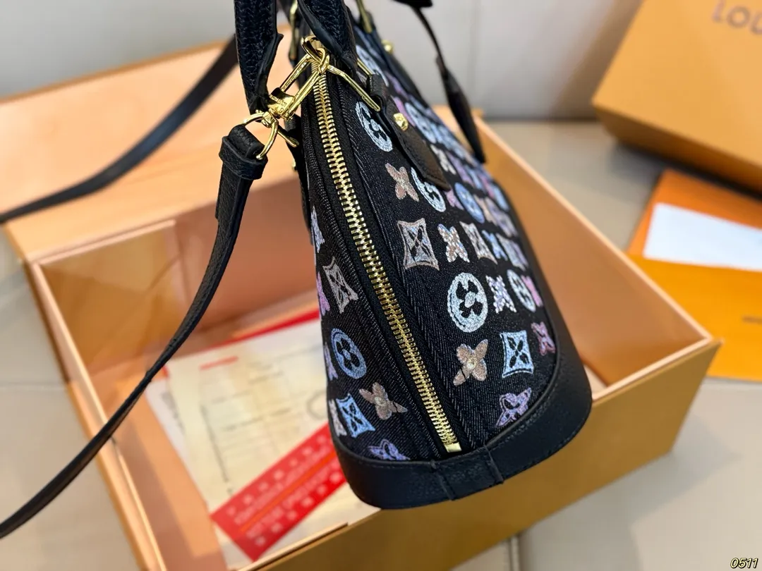 &yen;165折叠盒 LV新款贝壳包 很高级可盐可甜 极致美感 绝美女孩就是你 尺寸24 17