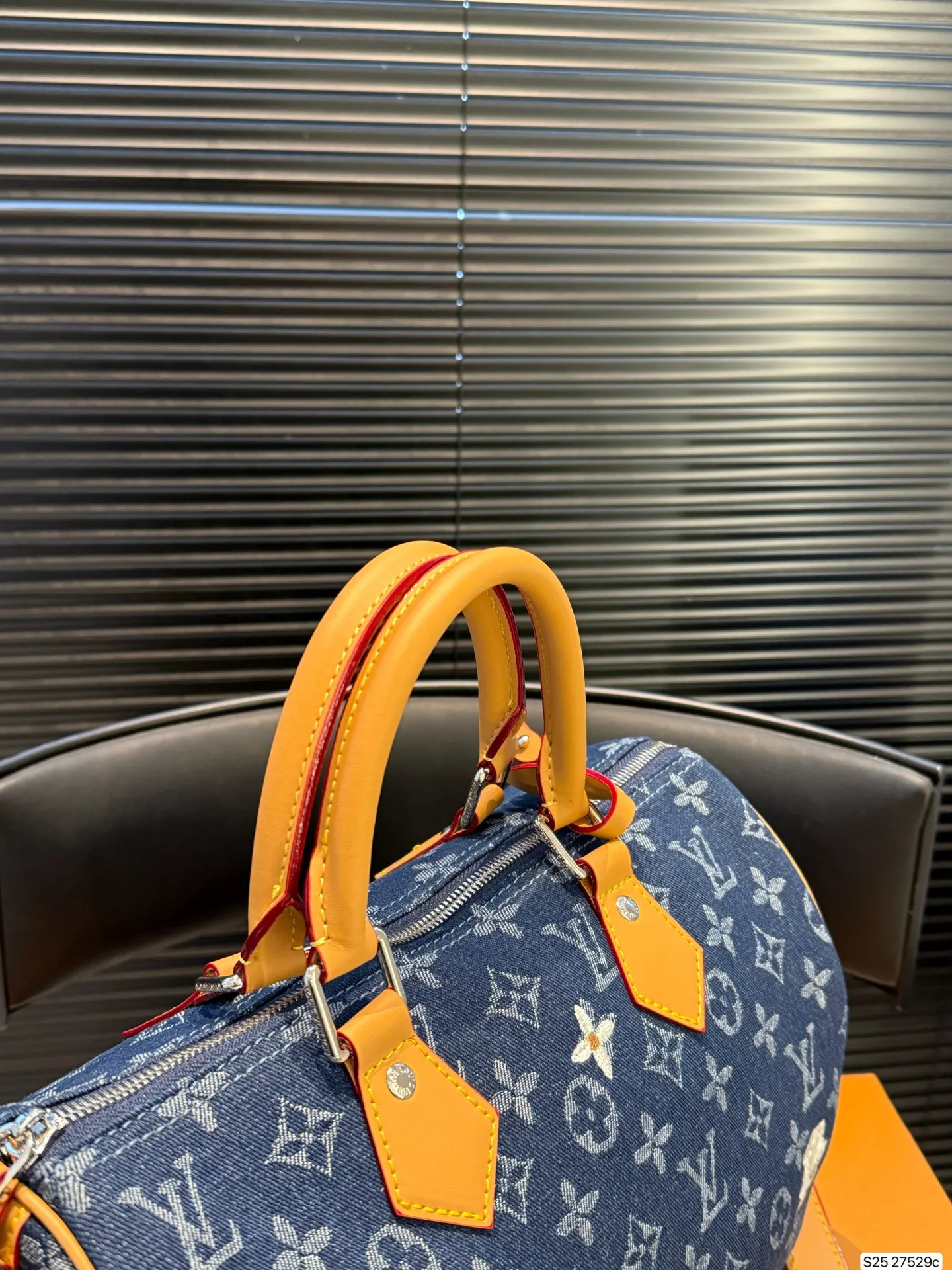 P175 Lv枕头包 大容量 手提斜挎皆可 通勤必备 一定要入! 尺寸29 21 货号27529