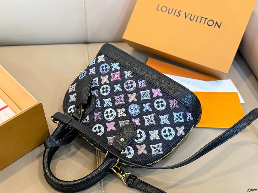 &yen;165折叠盒 LV新款贝壳包 很高级可盐可甜 极致美感 绝美女孩就是你 尺寸24 17