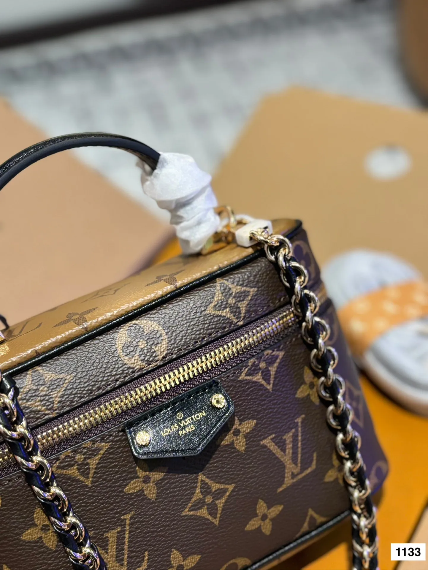 P175 配礼盒🎁复刻版 L家 新品化妆包 真的是太好看了!很小巧精致,放遥遥领先宽度刚刚好,再大一点的手机应该也可以,太适合春夏了!老花搭什么衣服都好看!好看好看好看!喜欢的姐妹真的不用迟疑 尺寸19*12c