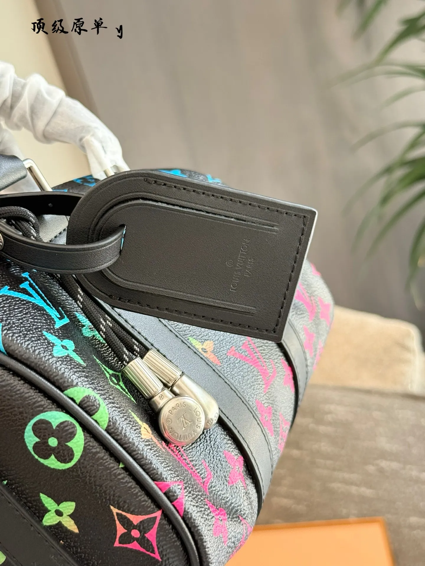 p220 LV渐变彩虹Keepall25 科技感拉满的时尚单品宝子们! LV又放大招啦!这款Keepall25渐变彩虹色真的绝了~ 教染神仙配色 从经典老花到渐变彩虹的自然过渡,像把雨后天空背在身上!男女通杀的中性风,和对象搭成情侣款回头率200% *黑科技加持 包包内置NFC芯片,手机一扫就能验证真伪!再也不用担心买到J货啦~而且涂层帆布防水耐脏,日常通勤、旅行说走就走 设百变背法 可拆卸可调节肩带,手提、单肩、斜挎都能轻松驾驭!251115cm的黄金比例,装下13寸电脑、化妆品、水杯完全无压力~通勤、约会、探店一包搞定 害染细节控狂喜 皮质挂牌质感满分,五金logo在阳光下超闪!包型硬挺有型,塞满东西也不塌,实用性和颜值双在线~现在这款彩虹包已经火到断货啦!喜欢的宝子赶紧冲~在评论区说说,你最喜欢哪个细节吧+