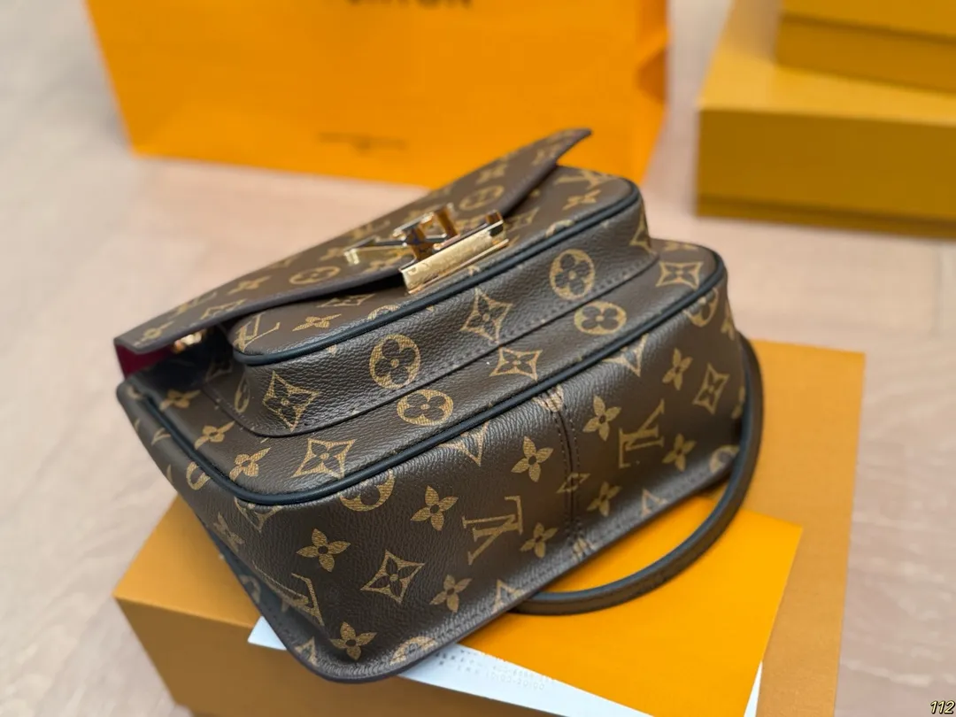 原版复刻&yen;185飞机盒 重金钢五金变码芯片 lv passy 斜挎包腋下包 可以说🔥的不能再🔥了 大小非常合适呦！ 造型也很特别 颜值与实用兼备！ 尺寸：22 16