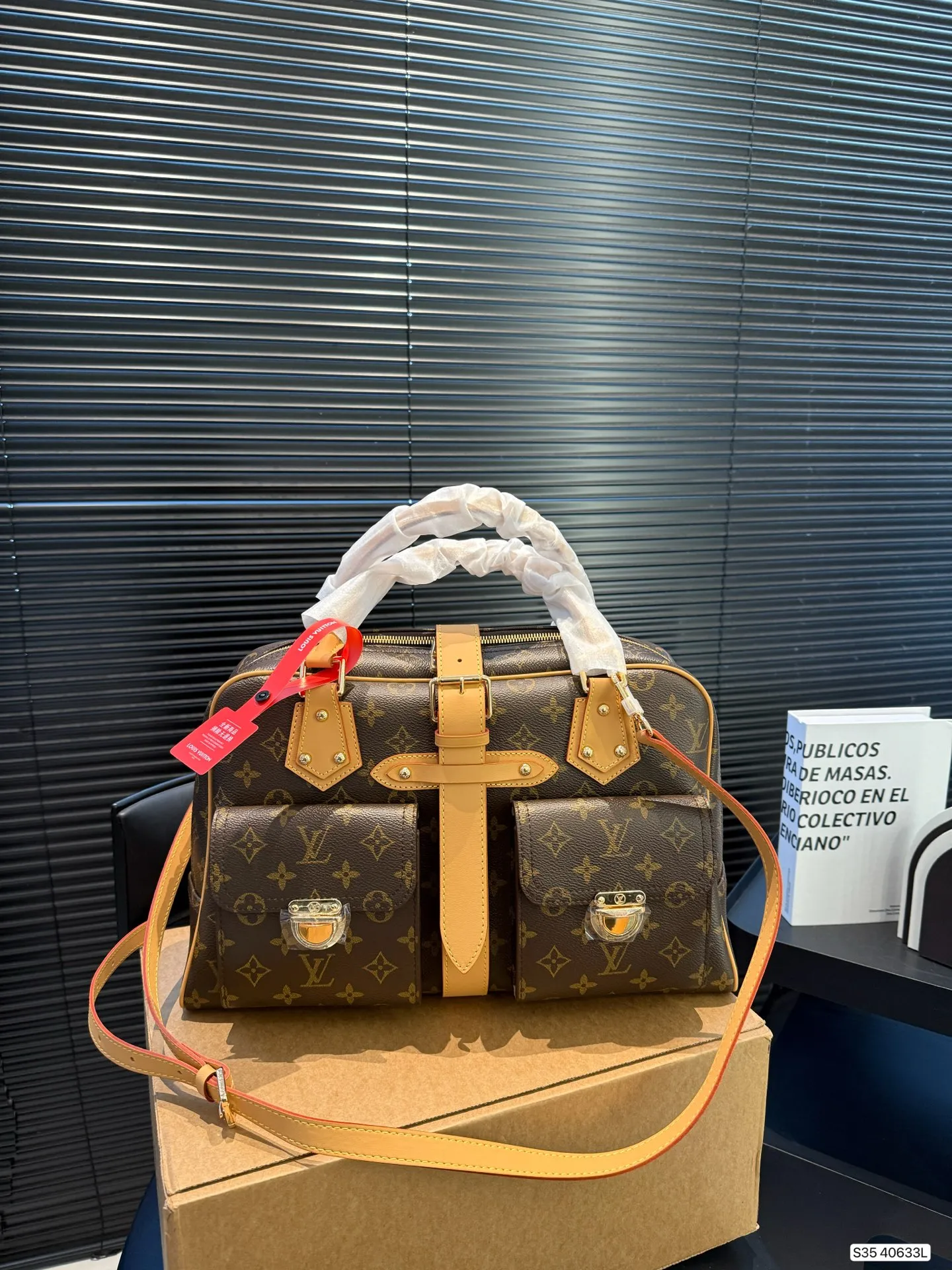 P225 配盒子 LV曼哈顿手提包:藏着时光质感的炸街伙伴 LV曼哈顿手提包,是经典与实用的完美共生。 利落的矩形轮廓勾勒出高级感,标志性Monogram涂层帆布耐造耐看,中古款更沉淀出独特包浆光泽。 尺寸38 35 货号40633