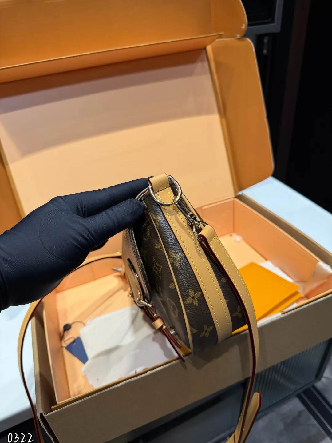 ❤️p190(礼盒包装)❤️ LV9月猫咪系列实物抢先看!!N年前的猫咪系列就很火今年LV再度和Grace合作,小部分实物露出~W与造型师Grace Coddington合作“睡不醒的猫咪”猫控不要错过尺寸:30 21cm