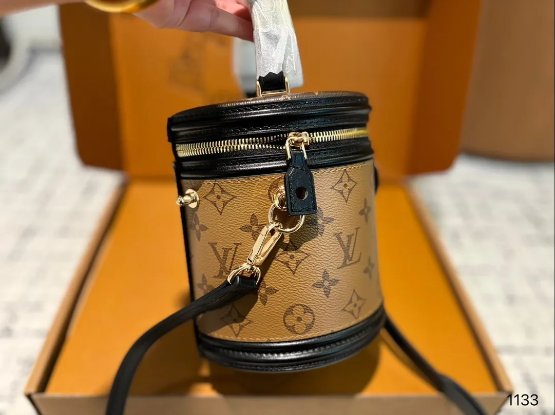 P185配礼盒🎁 Lv cannes 水桶包 发财桶新出的 太可爱啦nano发财桶 越用越香！！！ 尺寸大号15 17