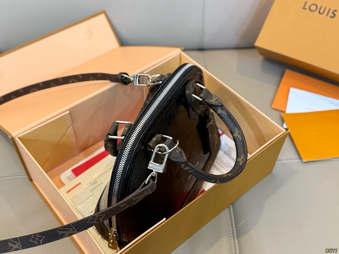 &yen;145折叠盒 LV新款贝壳包 很高级可盐可甜 极致美感 绝美女孩就是你 尺寸24 17