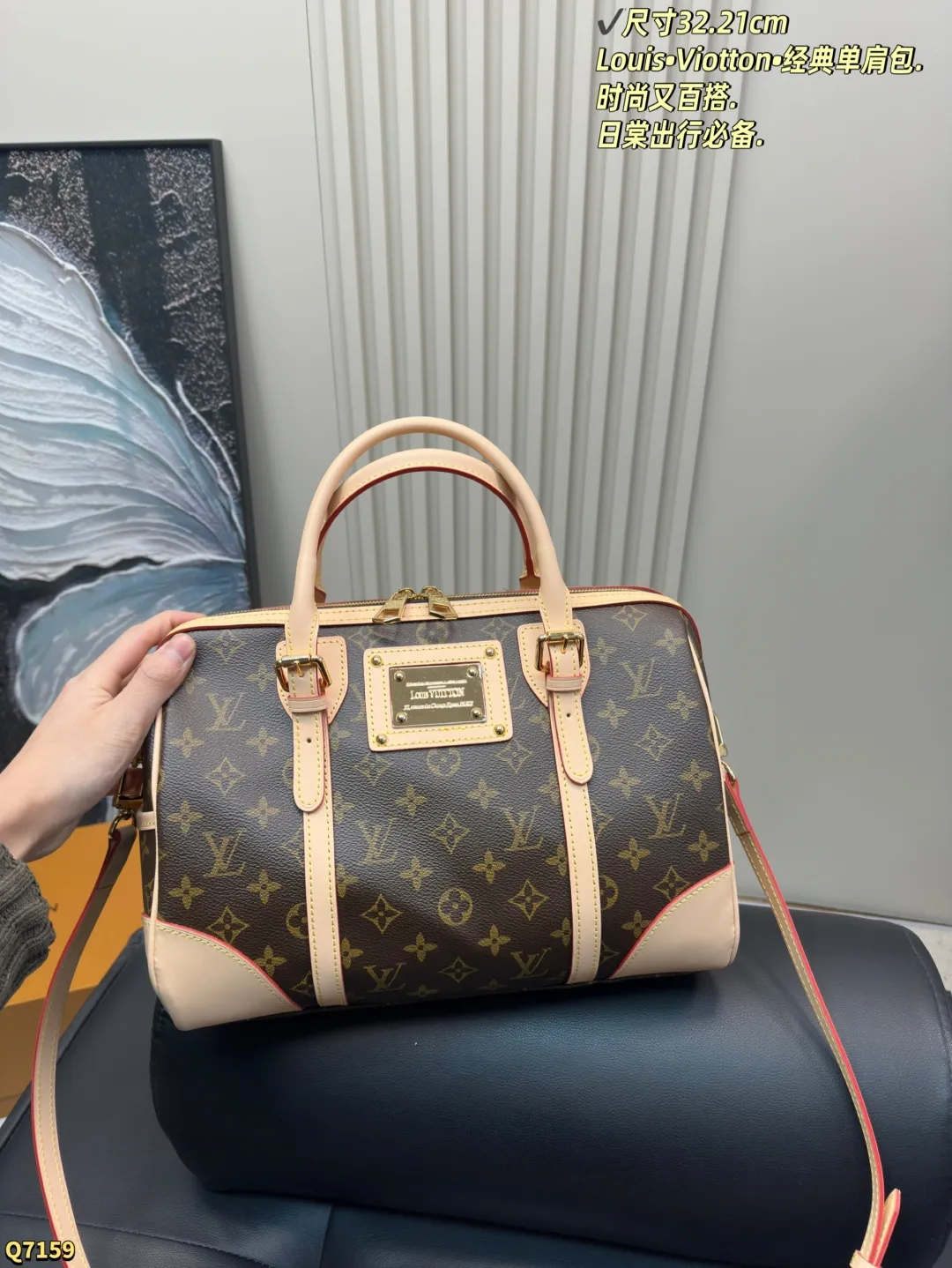 💰205配折叠盒 尺寸32.21cm Louis&bull;Viotton&bull;经典单肩包. 时尚又百搭.日棠出行必备. 最热门旅行袋！每个明星网红人手一个的节奏！特点是容量巨大！材质也是今年大热的流行元素 简洁的设计可以搭配任何颜色的服装造型！关键实用性极好！无敌性价比超高！