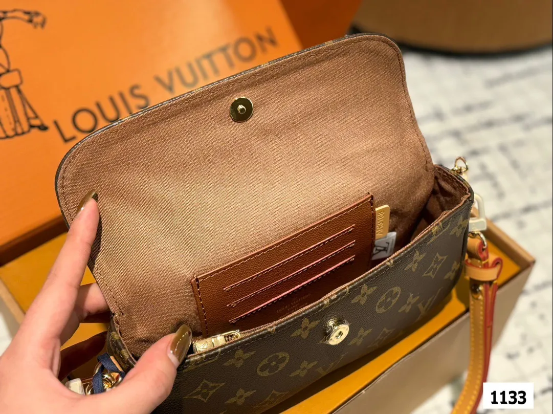 P145 配盒 size：22*12cm L家 新晋爆款ivy woc 这个版本很难得哦！抓紧抓紧！ 出道即巅峰 双链条设计的麻将包 可斜挎可单肩可手提 内置卡槽 可爱好用！