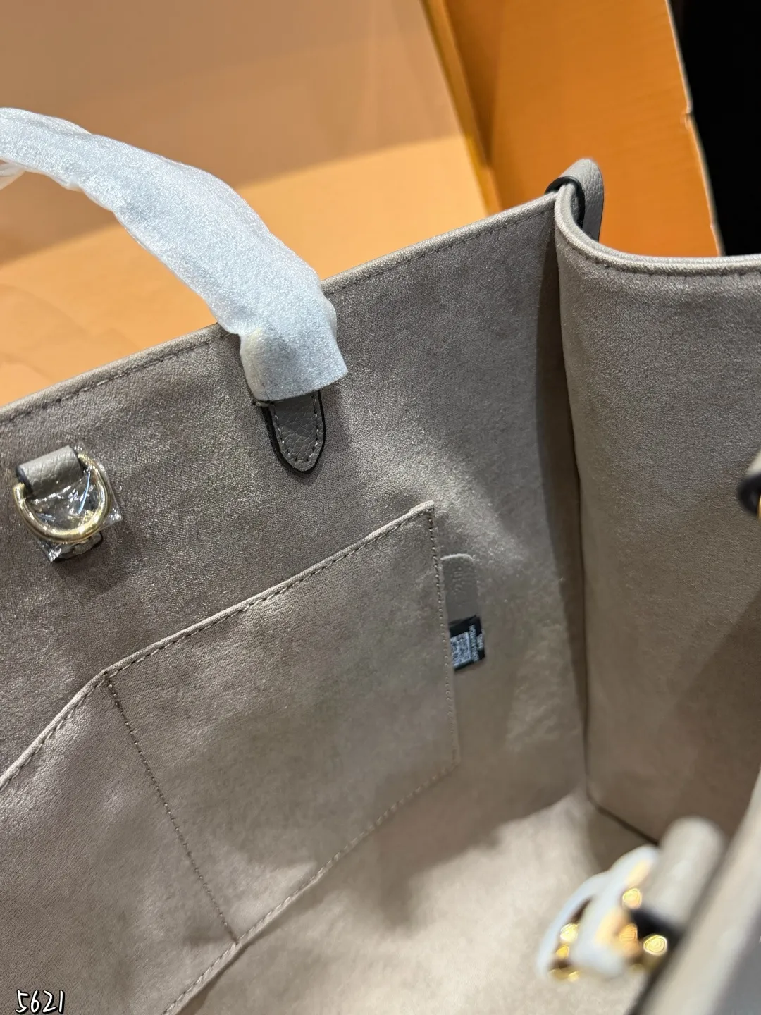 ❤️p195(折叠礼盒)❤️ LV Onthego 35cm 压字 丛林包时尚托特包 大象灰Lv A/B面喷绘 onthego妈咪袋 性价比之王这是一款超赞的包型,灵感来自于恶搞Lv的街头品牌,曾经的曾经,Louis VI litton永远不会走下神坛,非常值得入的一季,超大购物袋,不容易变形 而且大Logo的设计超级好看。除了手拎以外,还非常贴心的加了中长的肩挎的肩带,可以说是非常赞了,秒杀市场一切低端货上身真的很有气质!尺寸35cm