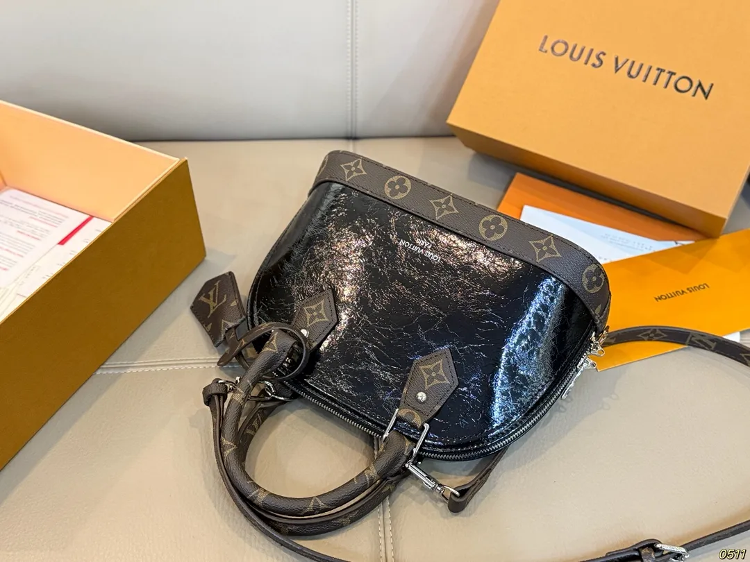 &yen;145折叠盒 LV新款贝壳包 很高级可盐可甜 极致美感 绝美女孩就是你 尺寸24 17