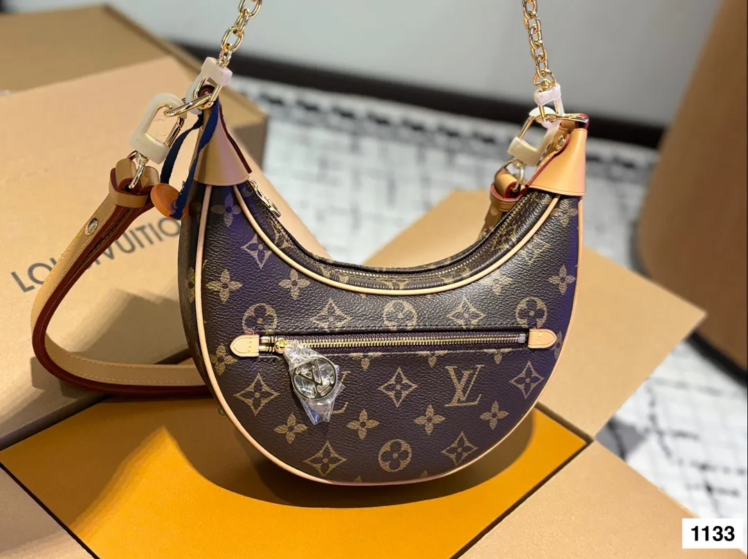 高品质¥165 可盐可甜的天花板一_LV 豌豆包 LV豌豆包的名字叫Loop,意思是“环形”,但因为长得实在太像豌豆了,所以大家便不约而同把它称为“豌豆 它的长度是最黄金的23厘米,市面上腋下包的尺寸大多是大于25cm或者小于20cm的尺寸,别看差距不大,但既要符合不同身高女生的需求又要考虑到实用度,这点上显然做得更加贴心。也正是因为尺寸合理,所以各种背法.上身都非常时髦。 一根金属链条还有一根可调节肩带,包形和手感都很 好,凹造型绝美,随意搭配都会很出彩。#|v #Iv 豌豆包