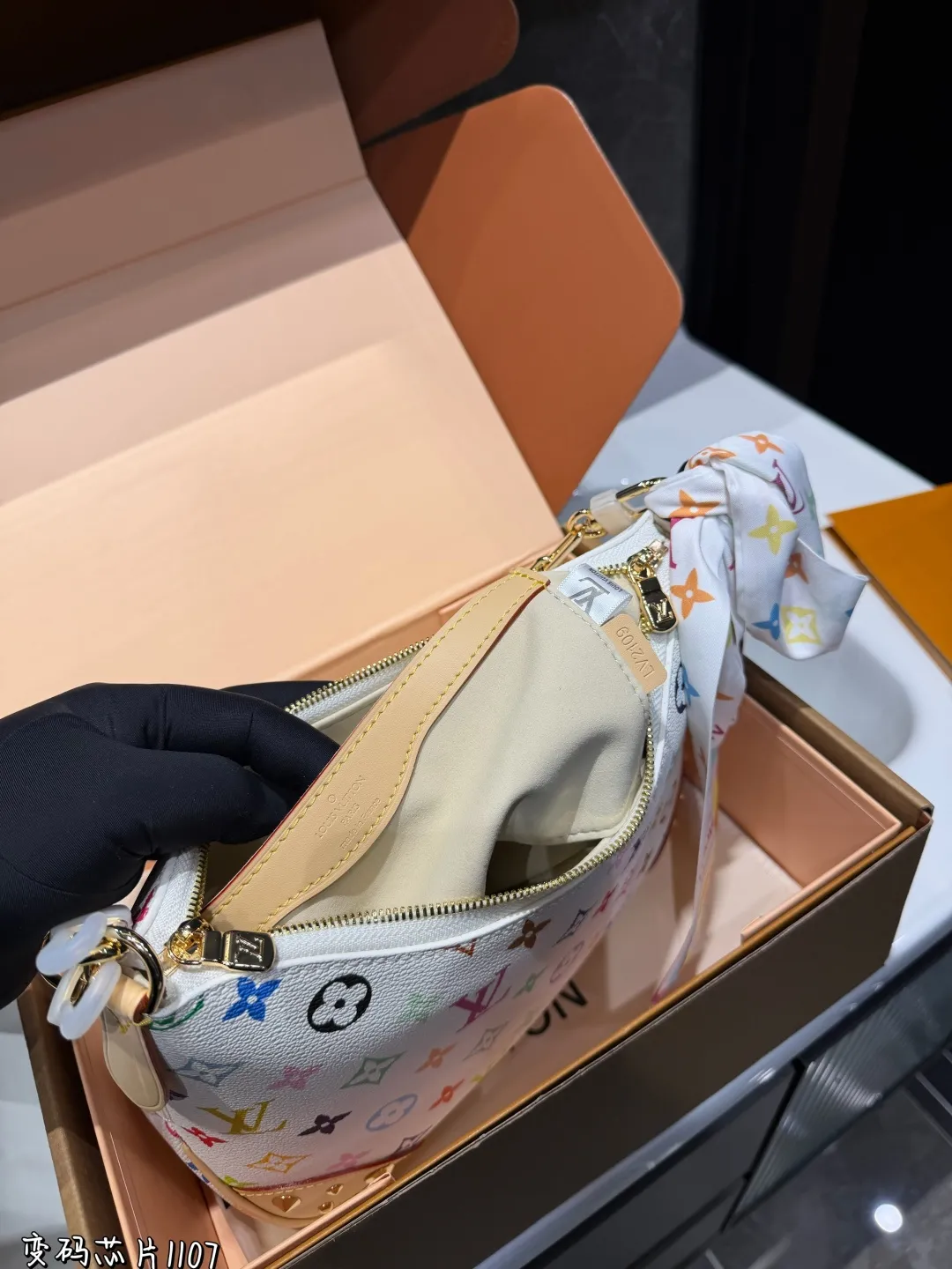 ❤️p185（折叠飞机礼盒）❤️ Lv牛角包 单肩斜挎中古 vintage包包v老花村上隆限定薇薇安女包LV老花限定！ 超美！好多网红潮人都在背 单肩斜挎背这款包看着简单，搭配起来特别有范！被外观真的迷倒尺寸：26*9*15cm