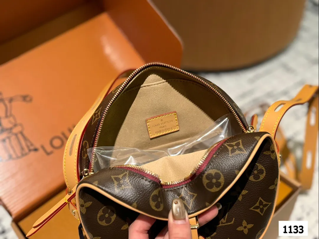 P185 配盒子 size:22*19cm L家 圆饼包真的是太香了 这款圆饼是柔软的 它的容量超级大 刘亦菲把我们的审美拉回来了啦! 非市场通货欢迎对比 🔍 Lv 圆饼包