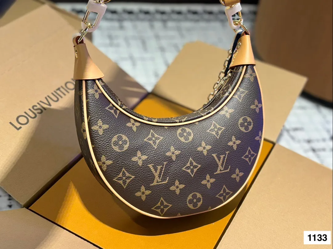 高品质¥165 可盐可甜的天花板一_LV 豌豆包 LV豌豆包的名字叫Loop,意思是“环形”,但因为长得实在太像豌豆了,所以大家便不约而同把它称为“豌豆 它的长度是最黄金的23厘米,市面上腋下包的尺寸大多是大于25cm或者小于20cm的尺寸,别看差距不大,但既要符合不同身高女生的需求又要考虑到实用度,这点上显然做得更加贴心。也正是因为尺寸合理,所以各种背法.上身都非常时髦。 一根金属链条还有一根可调节肩带,包形和手感都很 好,凹造型绝美,随意搭配都会很出彩。#|v #Iv 豌豆包