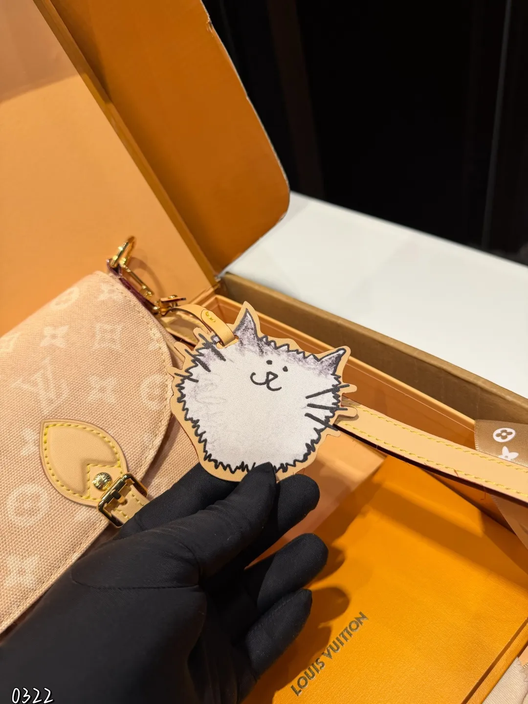 ❤️p190（礼盒包装）❤️ LV9月猫咪系列实物抢先看！！N年前的猫咪系列就很火今年LV再度和Grace合作，小部分实物露出~W与造型师Grace Coddington合作&ldquo;睡不醒的猫咪&rdquo;猫控不要错过尺寸：30 21cm