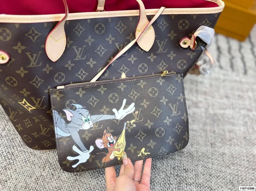 P150（无盒） size：33&times;29 LV路易威登联名neverfull购物袋🛍️ 包身彩绘超级酷 实在是太爱了 经典包款，简约却不失时尚～ 一包多用，内里容量足💯 时尚大气，万年街拍神器‼️
