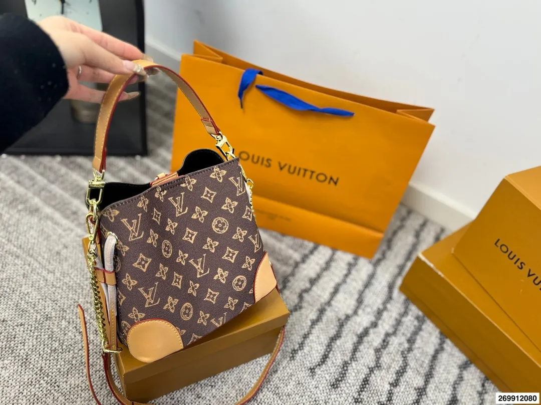 p120 礼盒包装🎁 LV/路易威登 中古水桶包让包包变得焕然一新😍😍新品手包 颜色特别好看 原版五金logo +配可拆卸宽肩带 一包多用 超级实用 超级推荐 大容量 品质超赞 尺寸21.20