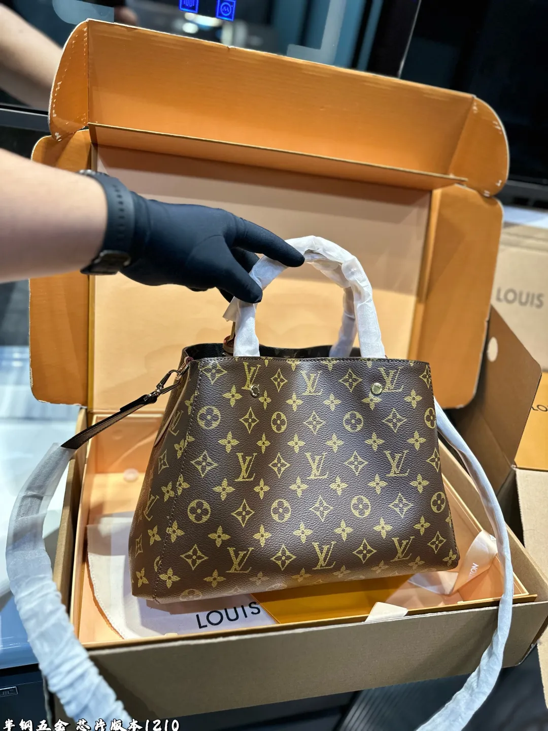 ❤️p185p180(礼盒包装)❤️ LV 蒙田包手袋将俏皮挺括的外部设计与整齐有序的包内空间结合在一起,是商务包款的理想之选。这款手袋配有一条超长的可拆卸背带,既可手提、臂挽,亦可斜背,打造时尚扮相。尺寸:大号32 23 小号29 20