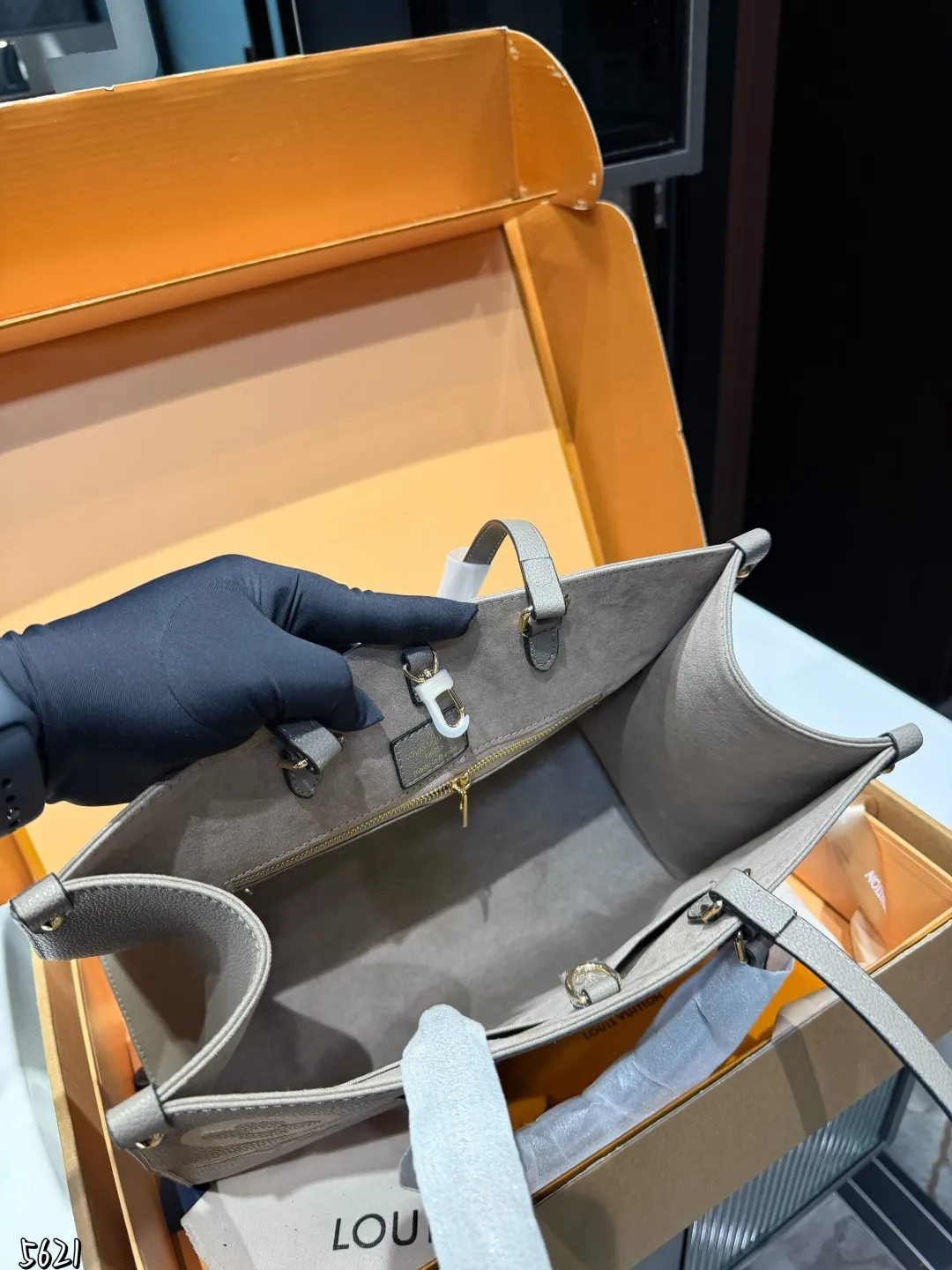 ❤️p195(折叠礼盒)❤️ LV Onthego 35cm 压字 丛林包时尚托特包 大象灰Lv A/B面喷绘 onthego妈咪袋 性价比之王这是一款超赞的包型,灵感来自于恶搞Lv的街头品牌,曾经的曾经,Louis VI litton永远不会走下神坛,非常值得入的一季,超大购物袋,不容易变形 而且大Logo的设计超级好看。除了手拎以外,还非常贴心的加了中长的肩挎的肩带,可以说是非常赞了,秒杀市场一切低端货上身真的很有气质!尺寸35cm