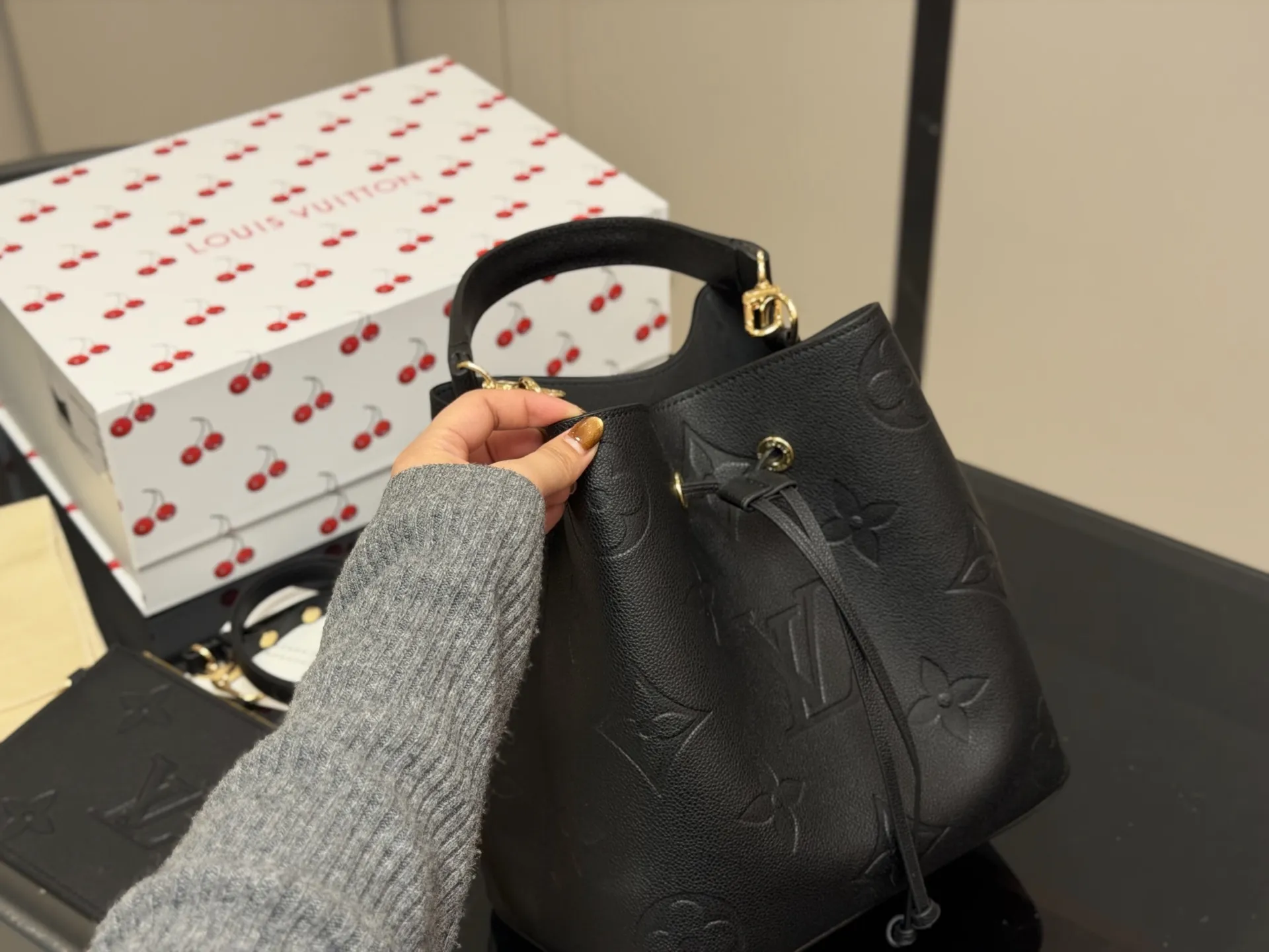 &yen;205 配折叠盒 好品质 日常最推荐 Lv 原单 水桶包 此款水桶质感软 尺寸：26cm 斜挎/单肩更舒服 搜索🔍Lv 水桶包