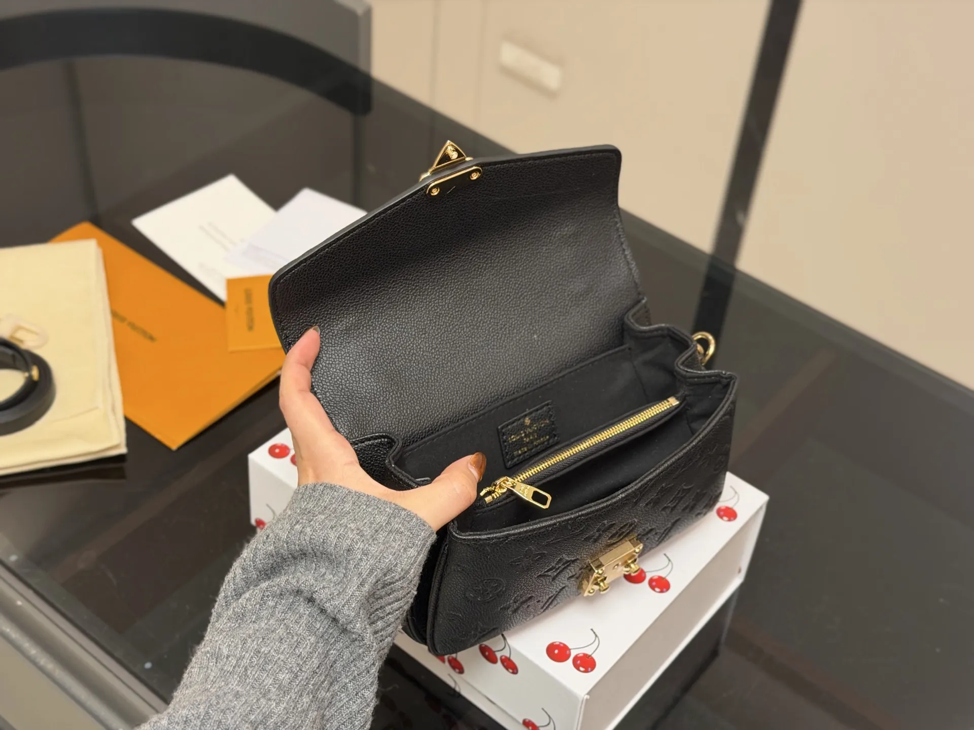 &yen;200 配折叠盒 最新尺寸 :21&times;6&times;13cm Lv高品质 ‼️性价比超高 ‼️ 一定要好好看细节看五金看材质 新款邮差小号 East west 〰️ 配置链条和皮肩带⚠️