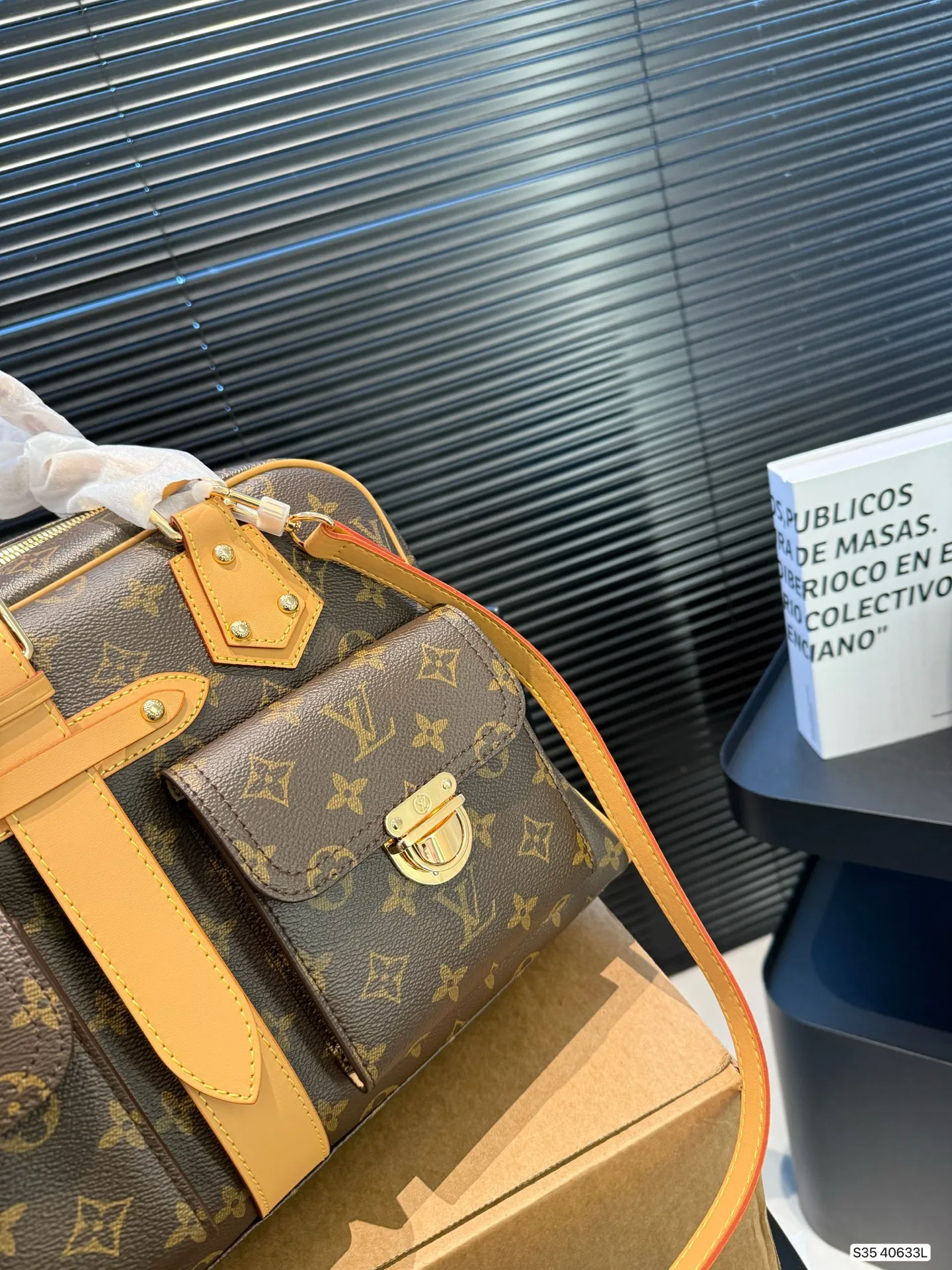 P225 配盒子 LV曼哈顿手提包:藏着时光质感的炸街伙伴 LV曼哈顿手提包,是经典与实用的完美共生。 利落的矩形轮廓勾勒出高级感,标志性Monogram涂层帆布耐造耐看,中古款更沉淀出独特包浆光泽。 尺寸38 35 货号40633