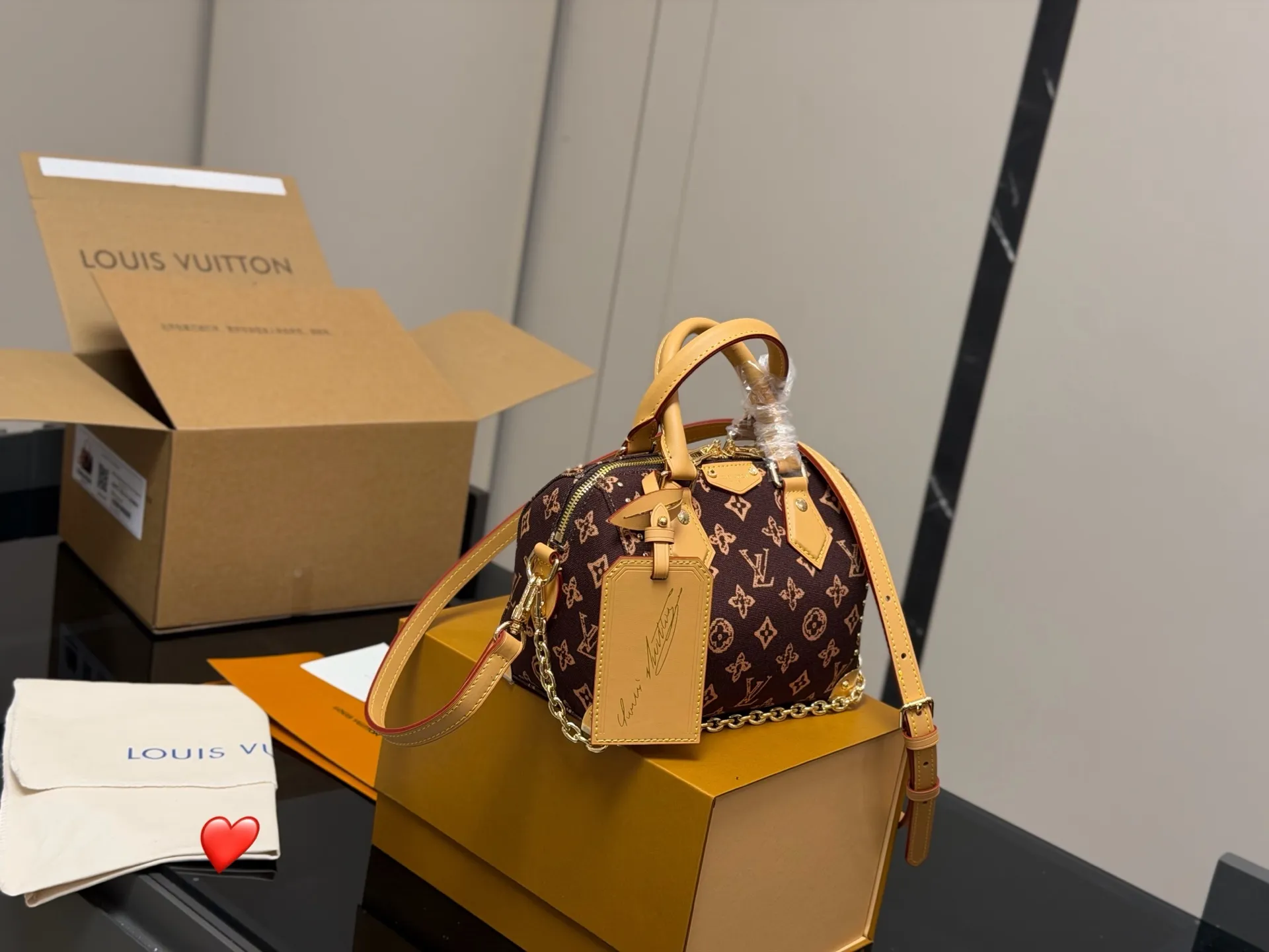 ¥225 配折叠盒飞机盒 LV铆钉枕头包 简单百搭 颜值高 日常出街首选 潮酷时尚女孩必入款 尺寸:20.14cm