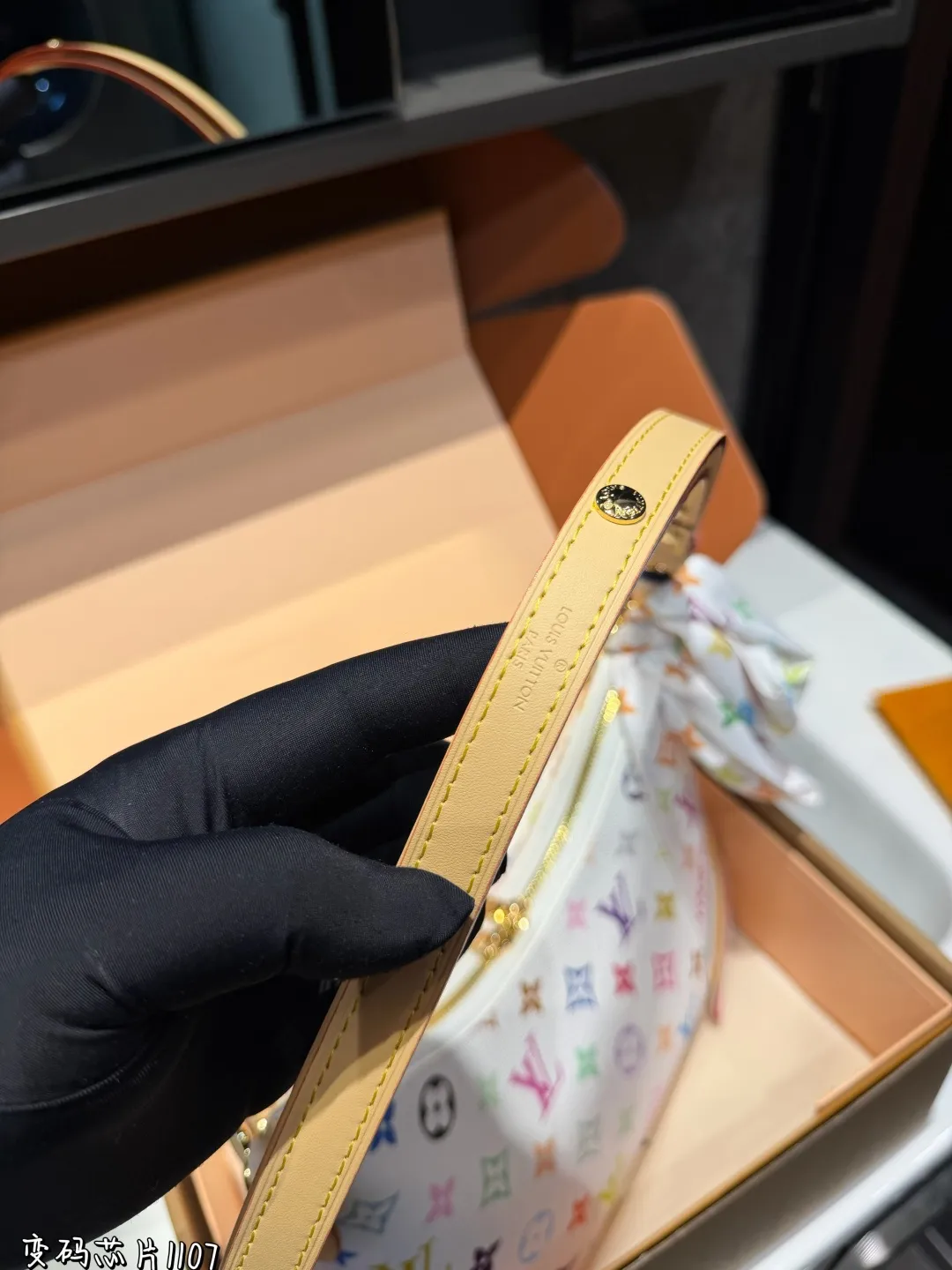 ❤️p185（折叠飞机礼盒）❤️ Lv牛角包 单肩斜挎中古 vintage包包v老花村上隆限定薇薇安女包LV老花限定！ 超美！好多网红潮人都在背 单肩斜挎背这款包看着简单，搭配起来特别有范！被外观真的迷倒尺寸：26*9*15cm