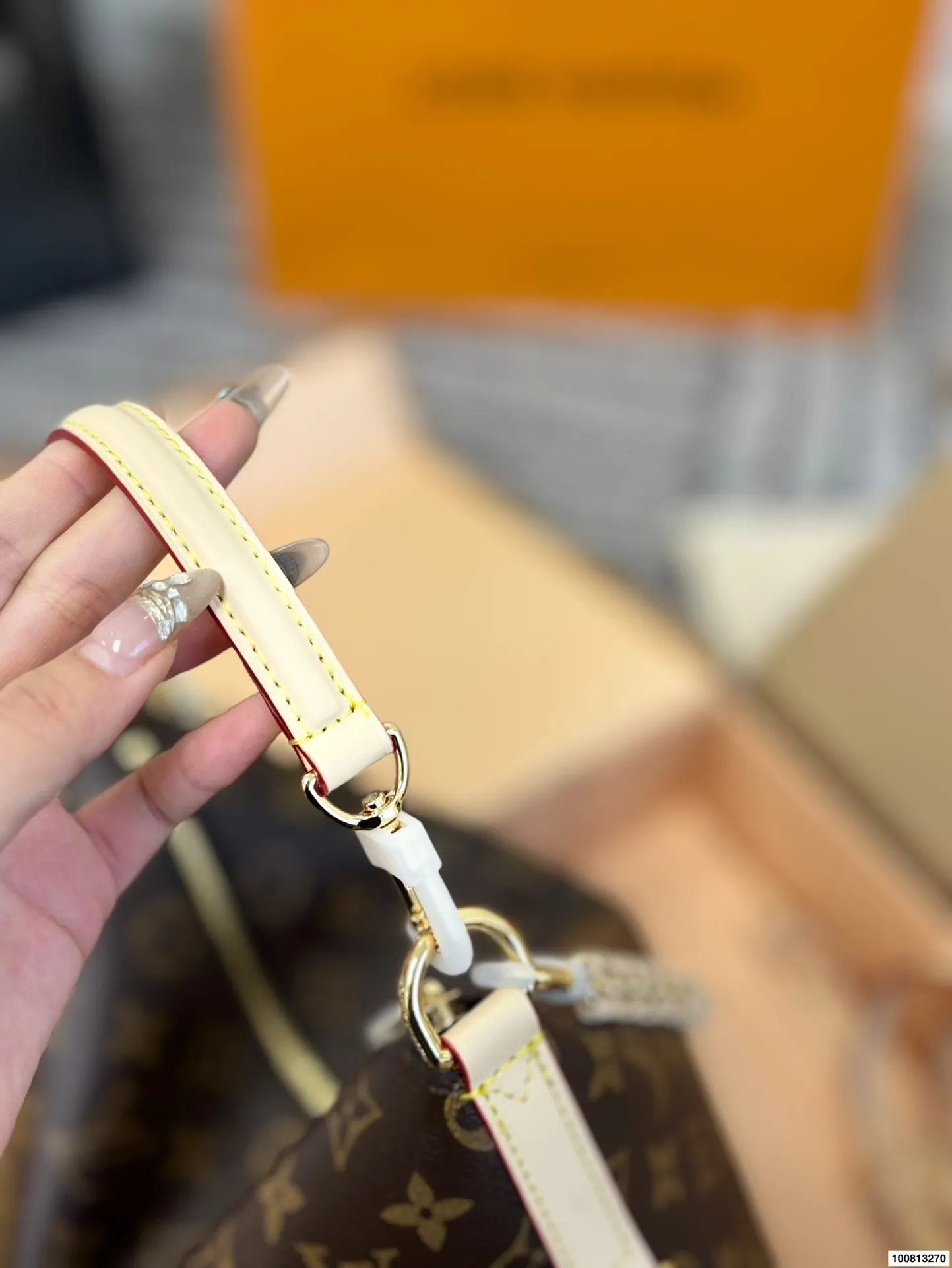 P140（折叠飞机礼盒） LV钟楚曦同款Multipass上身实拍来喽又是钟姐严选了#钟楚曦/同款包蛮复古的一只，个人认为！非常之轻巧，带拉链耶！不怕掉东西了尺寸28 26cm