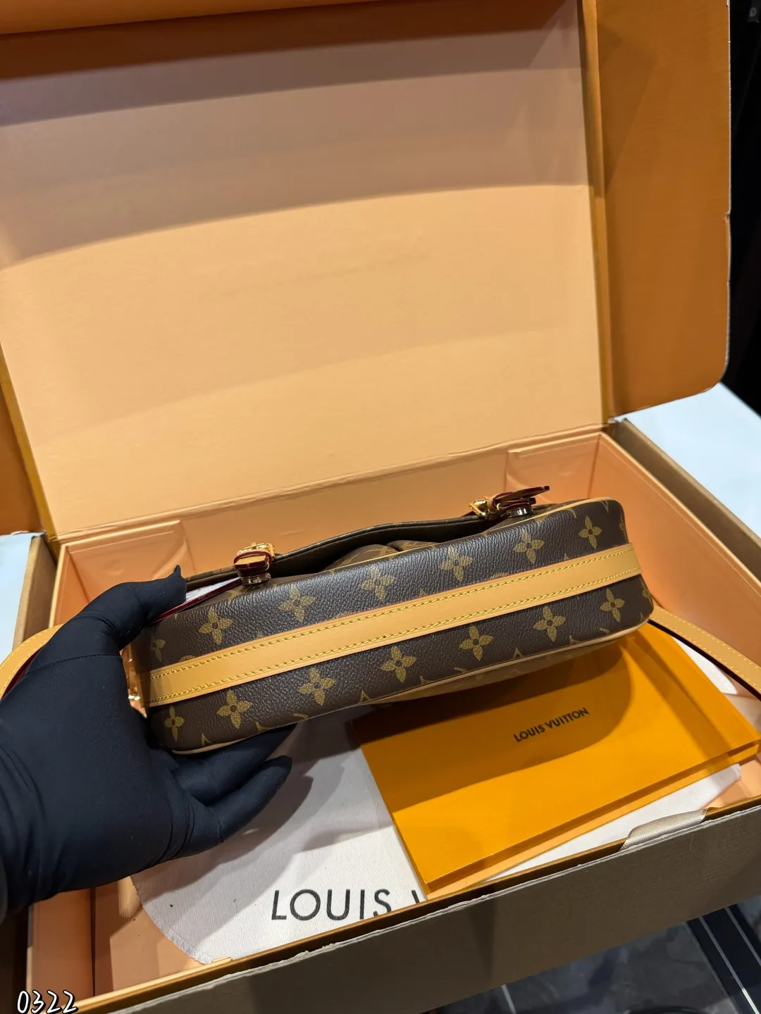 ❤️p190(礼盒包装)❤️ LV9月猫咪系列实物抢先看!!N年前的猫咪系列就很火今年LV再度和Grace合作,小部分实物露出~W与造型师Grace Coddington合作“睡不醒的猫咪”猫控不要错过尺寸:30 21cm