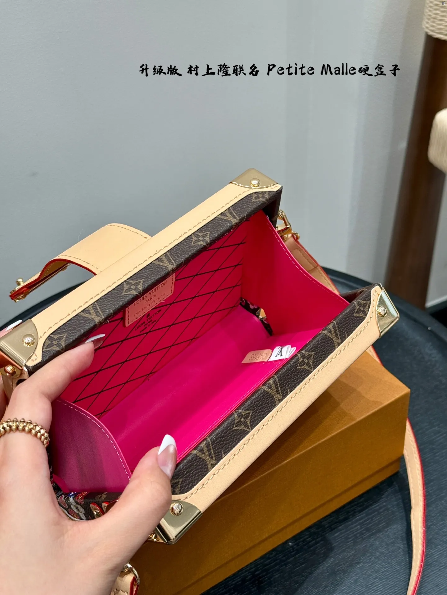 P185 礼盒包装 升级版! size:19*12cm Lv 村上隆联名太阳花小盒子Petite Malle LV Petite Malle硬箱子 ✅顶级原单 超高品质 这个小盒子的颜值太高啦! 太cute了! 花纹和大小都是我喜欢的, 很有型滴!