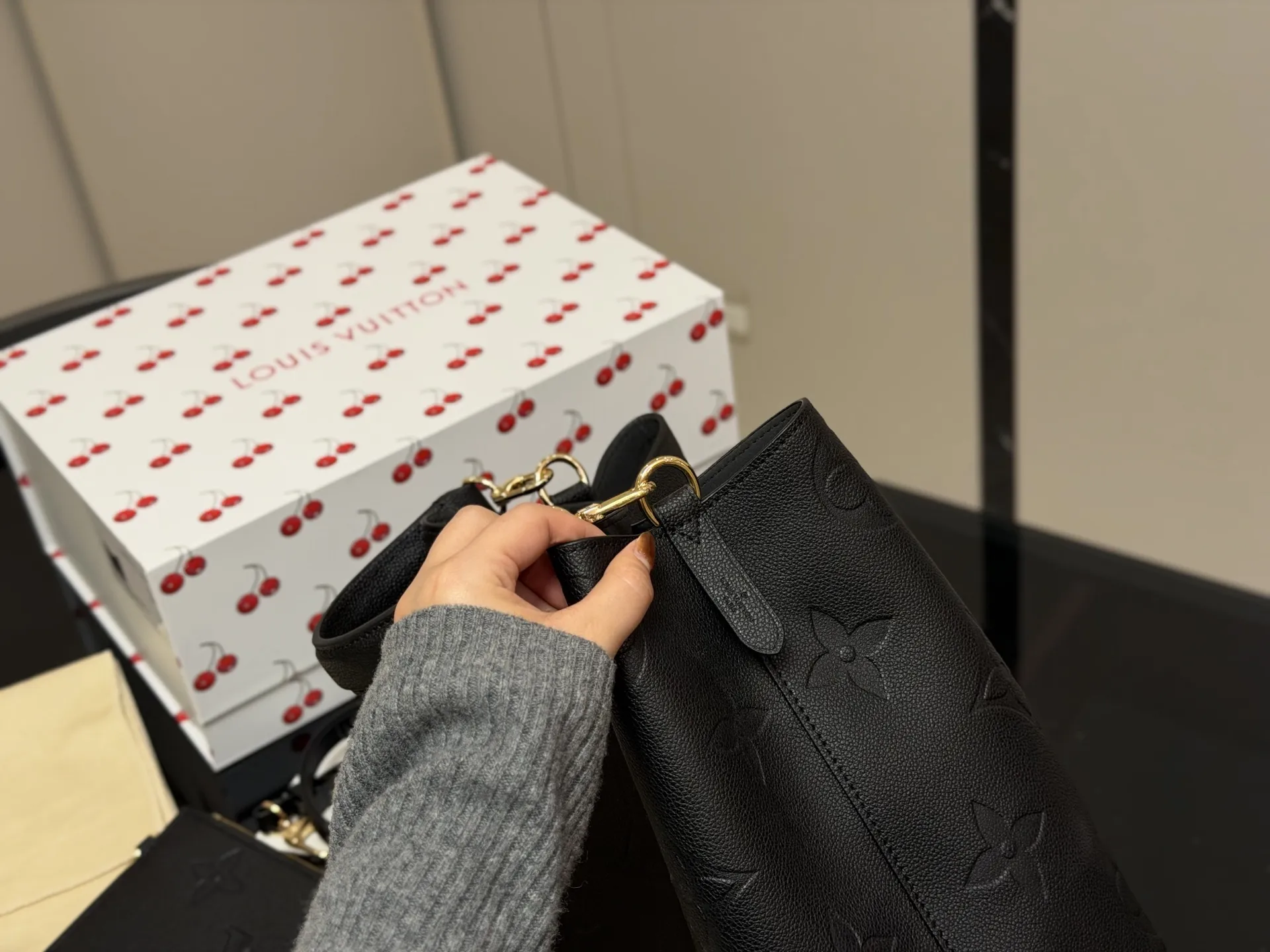 &yen;205 配折叠盒 好品质 日常最推荐 Lv 原单 水桶包 此款水桶质感软 尺寸：26cm 斜挎/单肩更舒服 搜索🔍Lv 水桶包