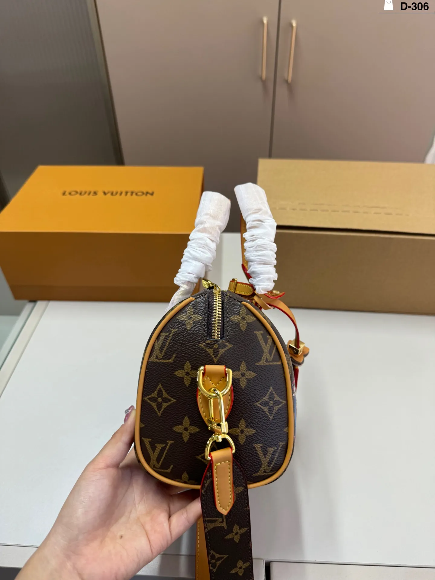 💰p160 D-306尺寸28&times;14折叠盒飞机盒 LV NanoSpeedy 圣诞限定Nano Speedy， Vivienne卡通形象超可爱! 日常出街或节日氛围感满分尺寸小巧 是LV圣诞限定系列热门款，收藏or送礼都超合适