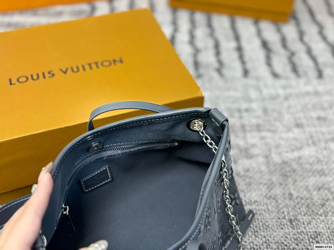 p195配礼盒🎁. Lv Carryall 新款通勤包颜值实用 #路易威登Lv #路易威登#Iv #路易威登louisvuitton#路易威登carryall #Carryall |v7月新款，可斜挎、单肩。容量保证，敞口磁铁吸内扣取放平板小电脑非常方便，设计比neverfull小巧、肩带够宽不那么勒;比graceful俏皮，上身完全;是驴家通勤包款颜值担当@ 尺寸：27*10*17cm