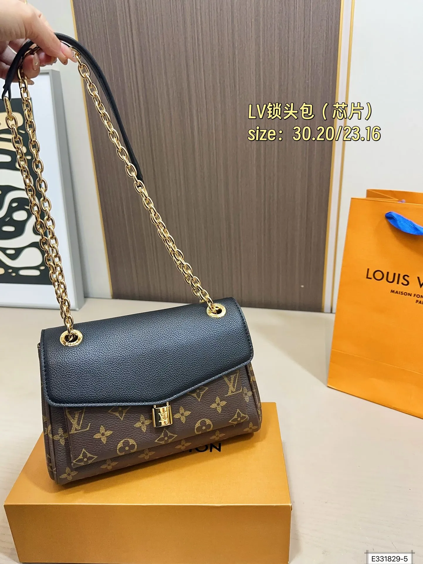 大号💰145 小号💰140 无盒 芯片 尺寸30.20/23.16 Lv Padlock on strap拼色锁头包 LV新款Padlock on strap拼色老花锁头包 小身材大容量 可以当腋下包可以斜挎 上身超好看⚠️大号黑色，焦糖色，小号黑色，酒红色⚠️