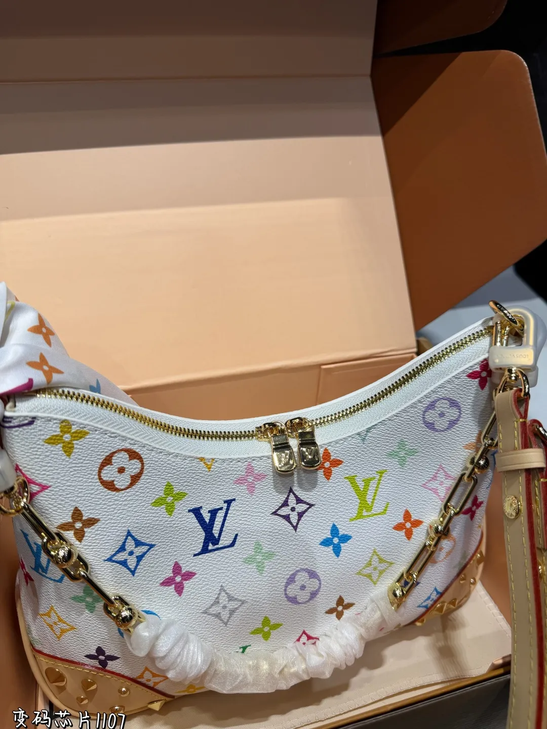 ❤️p185（折叠飞机礼盒）❤️ Lv牛角包 单肩斜挎中古 vintage包包v老花村上隆限定薇薇安女包LV老花限定！ 超美！好多网红潮人都在背 单肩斜挎背这款包看着简单，搭配起来特别有范！被外观真的迷倒尺寸：26*9*15cm