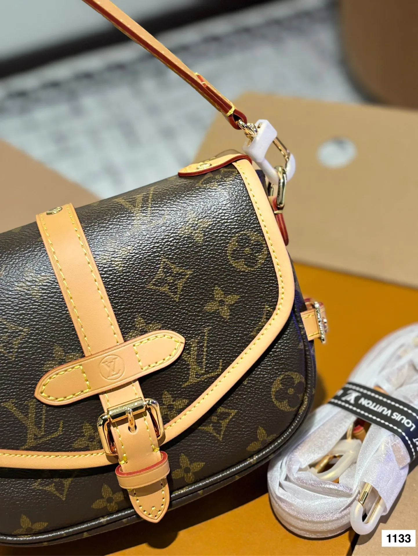 P195 配全套 size：20*16cm L家 新款小号马鞍包 双子星 samur 邮差包 小巧可爱实用百搭 搭配两条肩带哦！